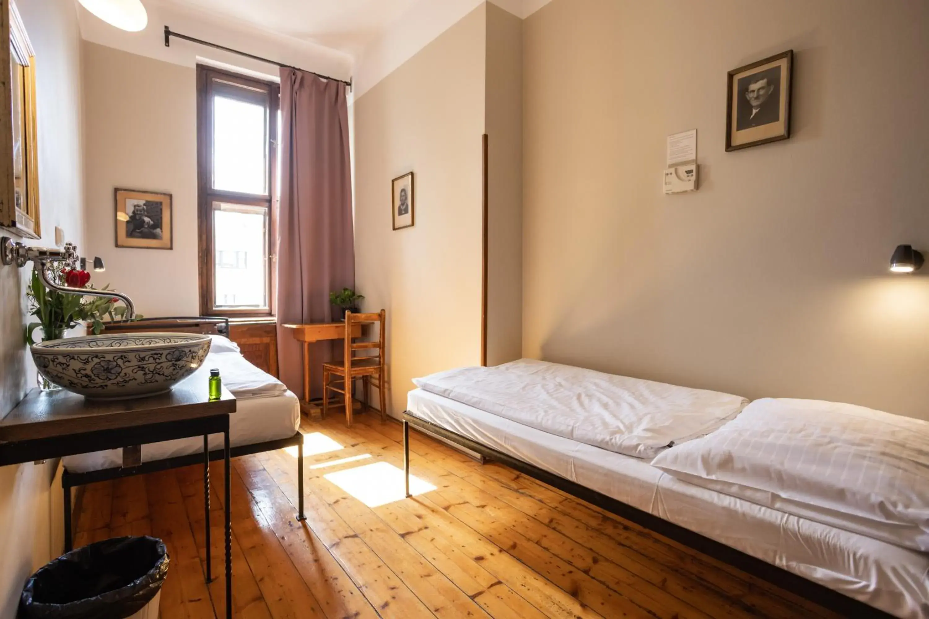 Bedroom, Bed in Sir Toby's Hostel