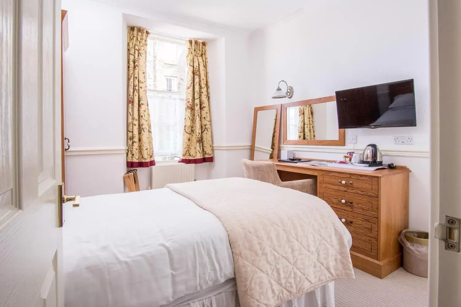 Photo of the whole room, Bed in The Queens Hotel