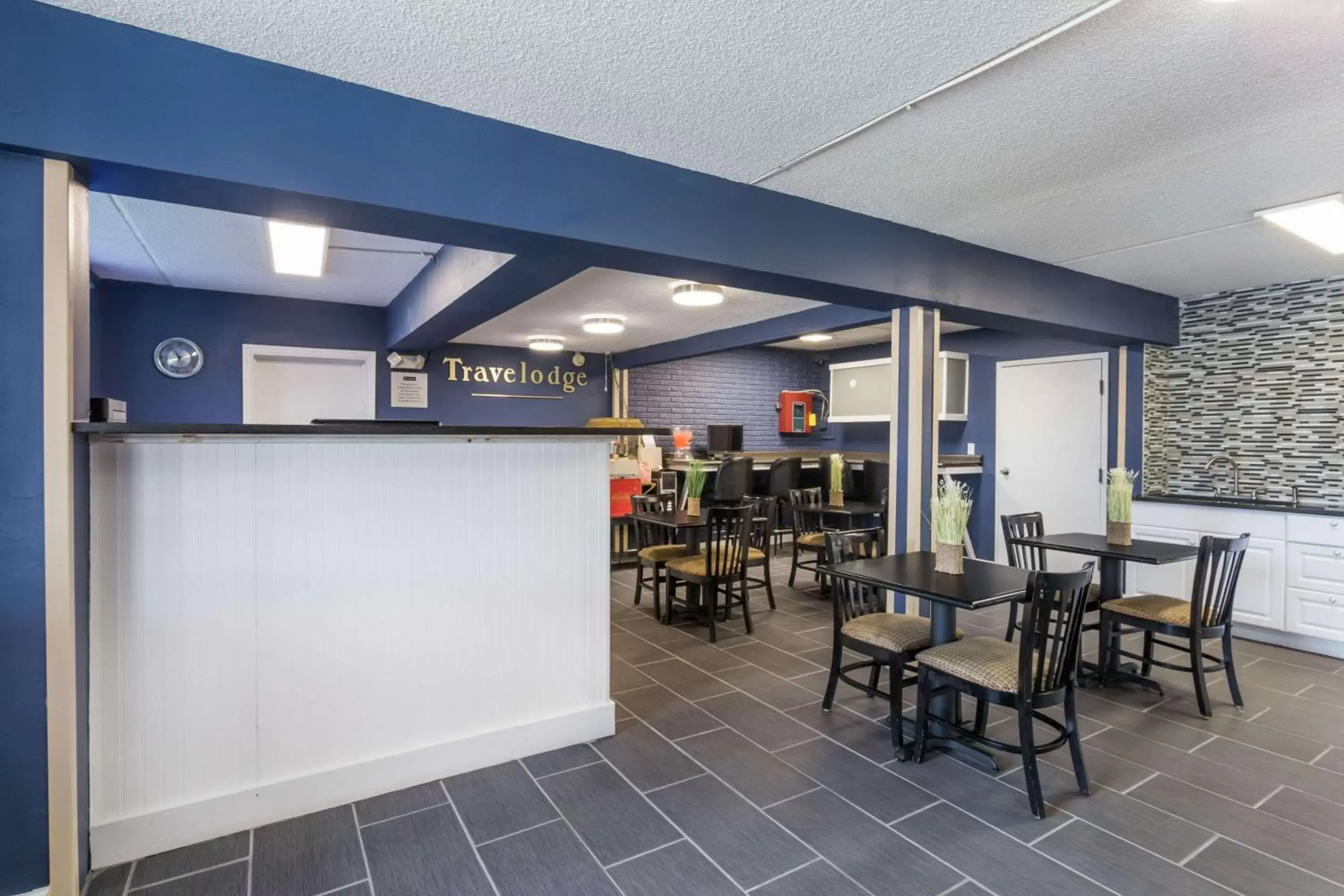 Lobby or reception, Restaurant/Places to Eat in Travelodge by Wyndham Savannah Area/Richmond Hill