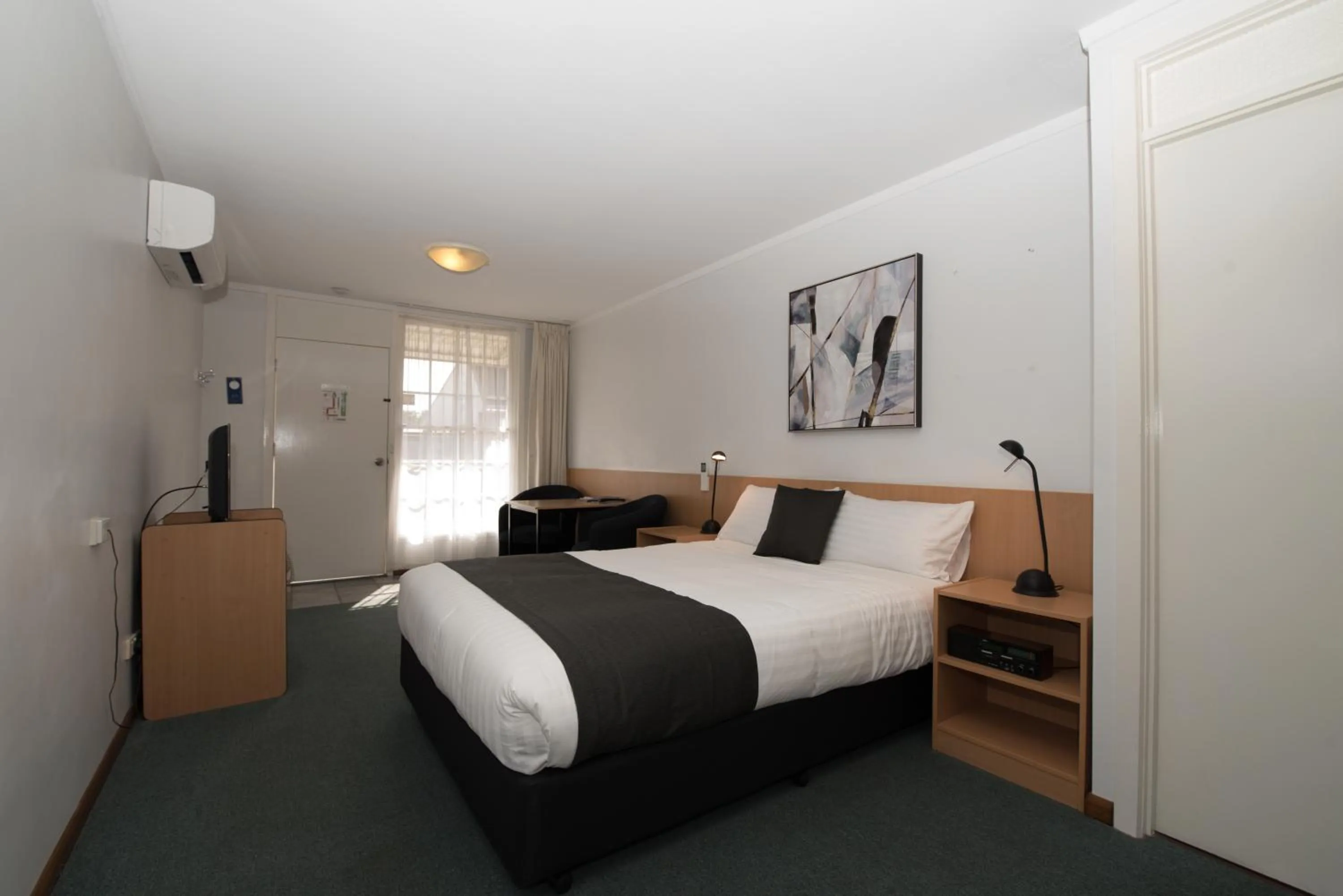 Bed in Barclay Motor Inn