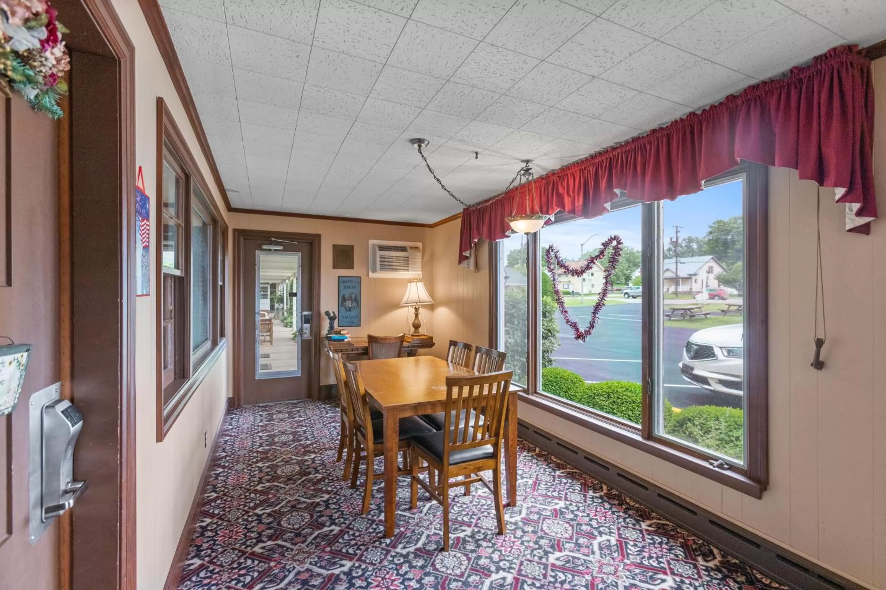 Seating area in Glass House Inn Erie Near I-90 & I-79