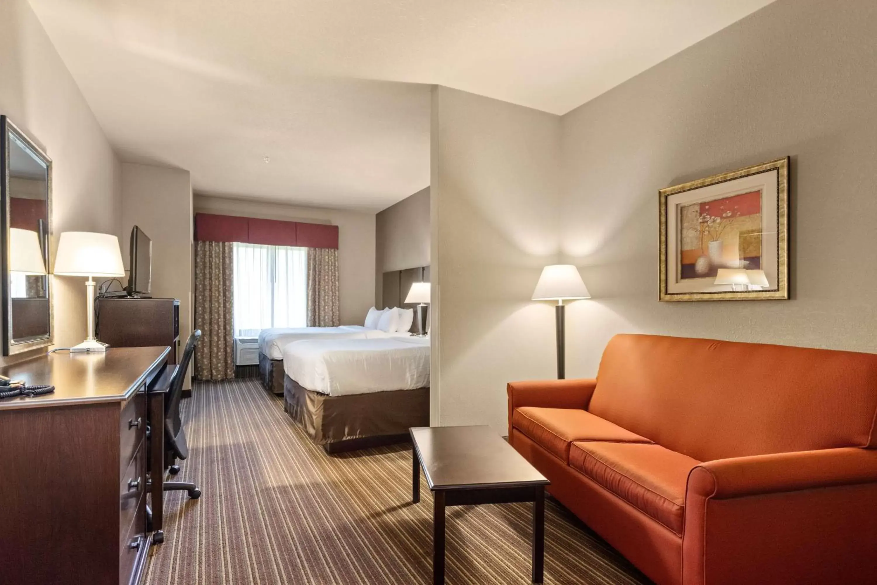 Photo of the whole room, Seating Area in SureStay Plus Hotel By Best Western Portland Route 52 West