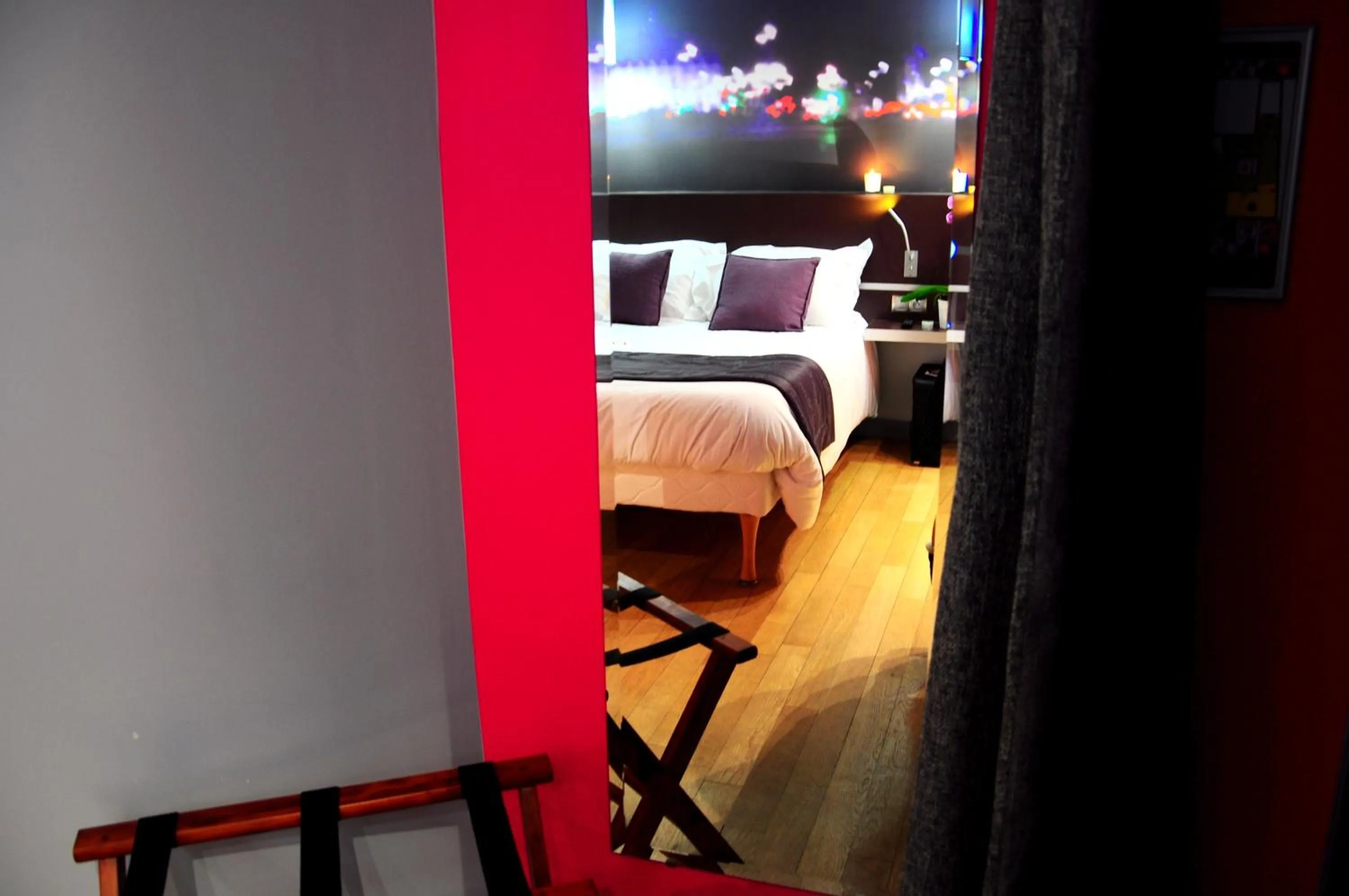 Bed in Hôtel Lumières Montmartre Paris