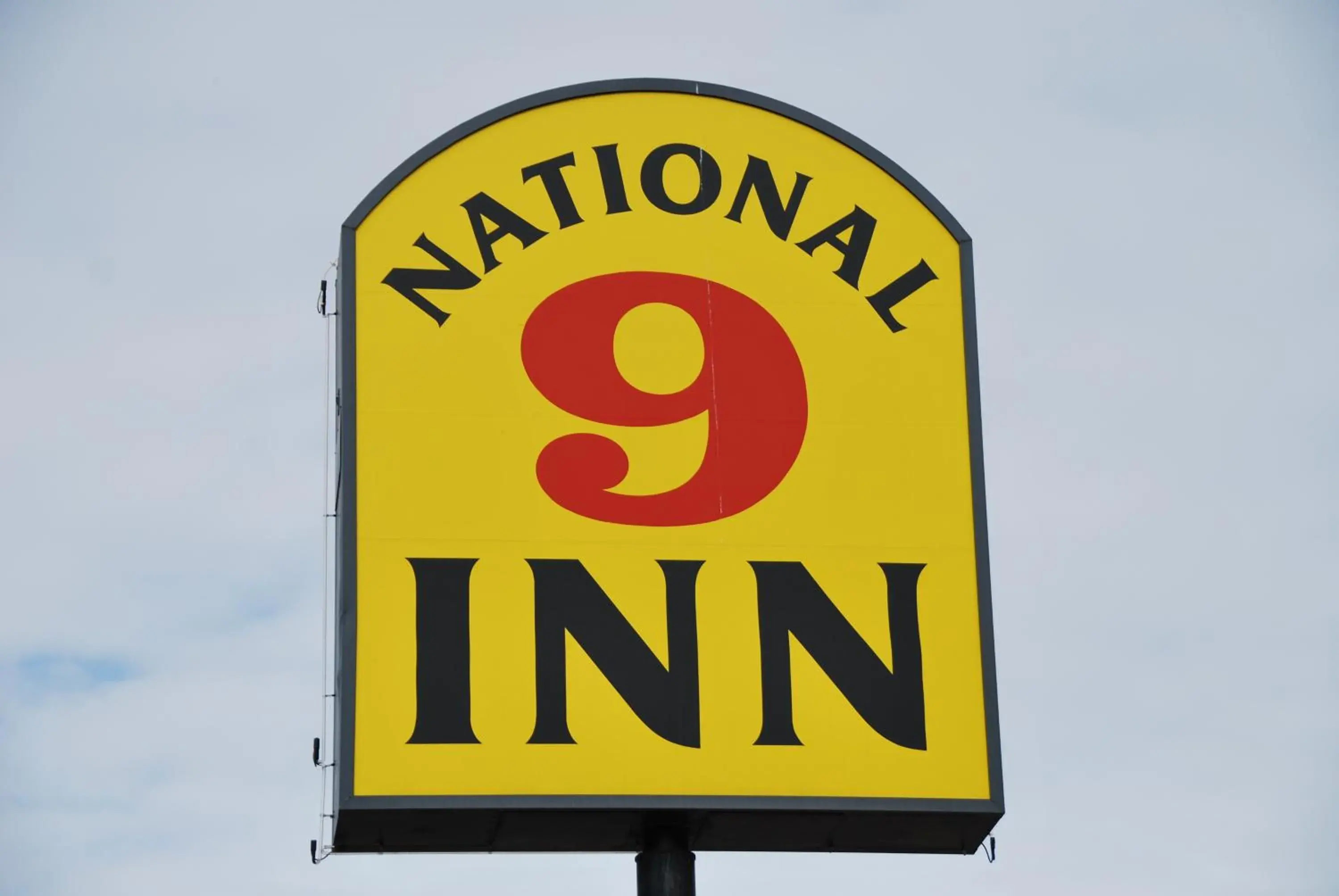 Logo/Certificate/Sign in National 9 Inn Price