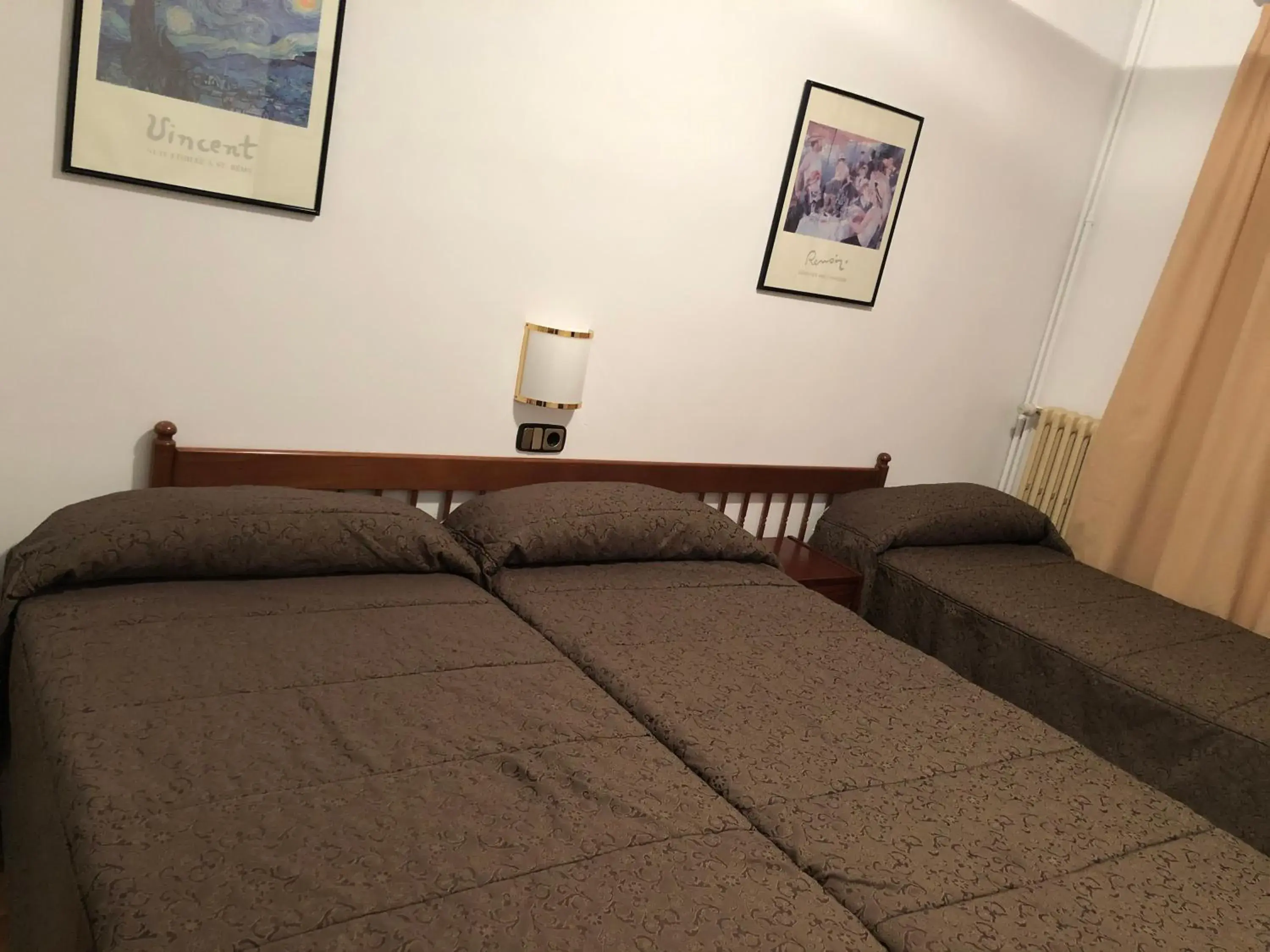 Communal lounge/ TV room, Bed in Hotel Refugi dels Isards Communal lounge/ TV room, Bed in Hotel Refugi dels Isards