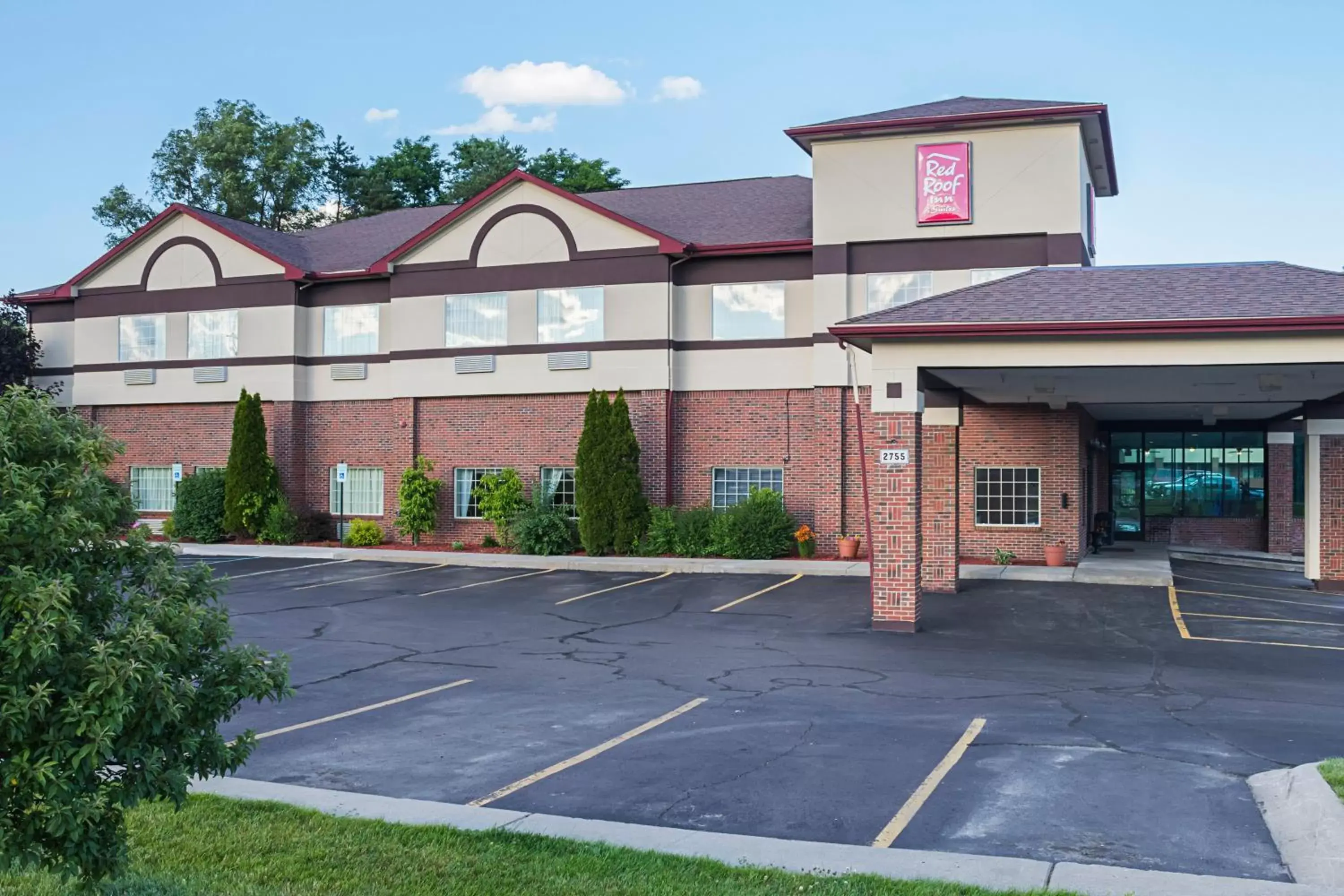 Property building in Red Roof Inn & Suites Lake Orion / Auburn Hills Property building in Red Roof Inn & Suites Lake Orion / Auburn Hills