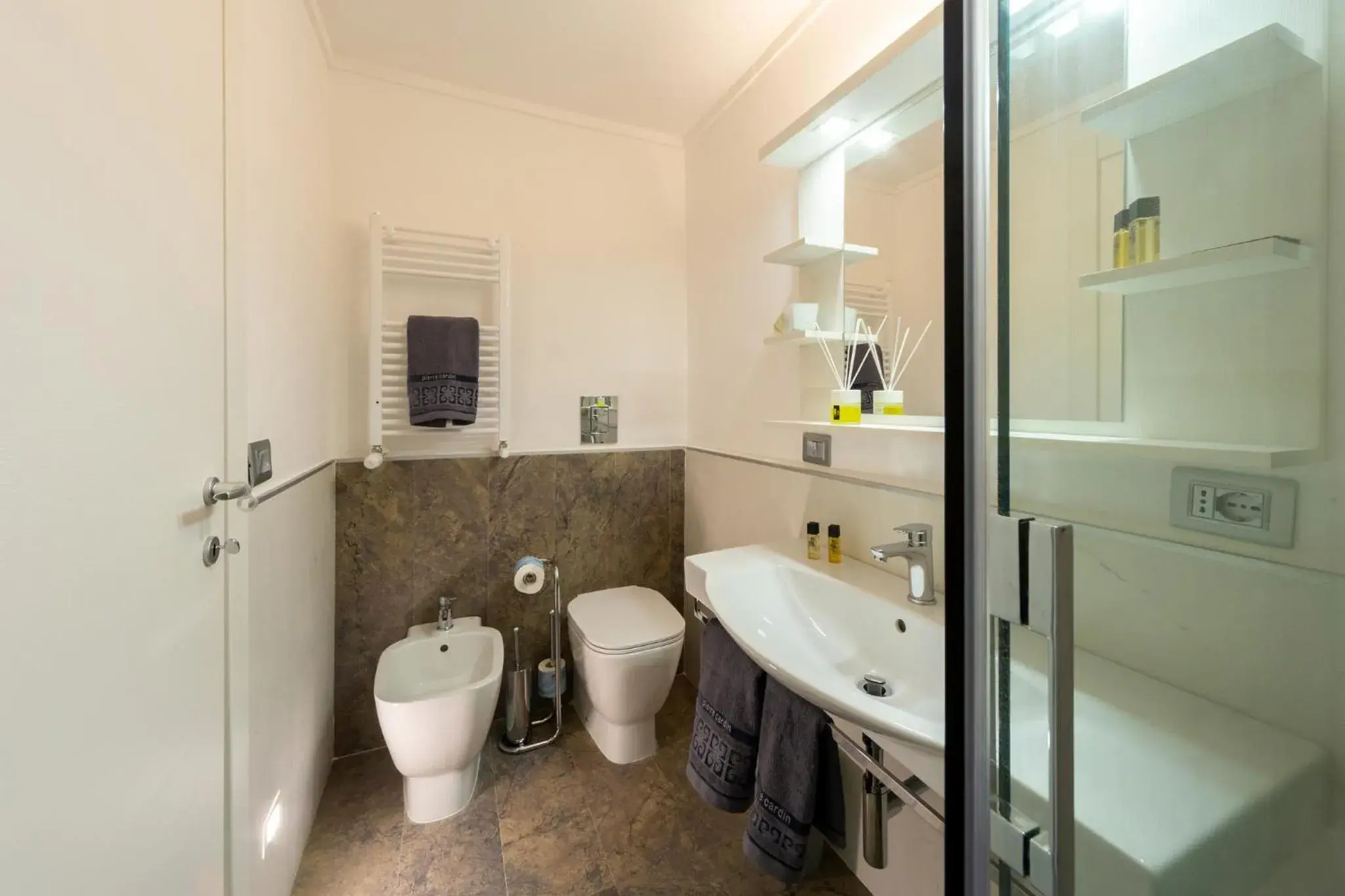 Toilet, Bathroom in Il Tesoro Smart Suite & SPA