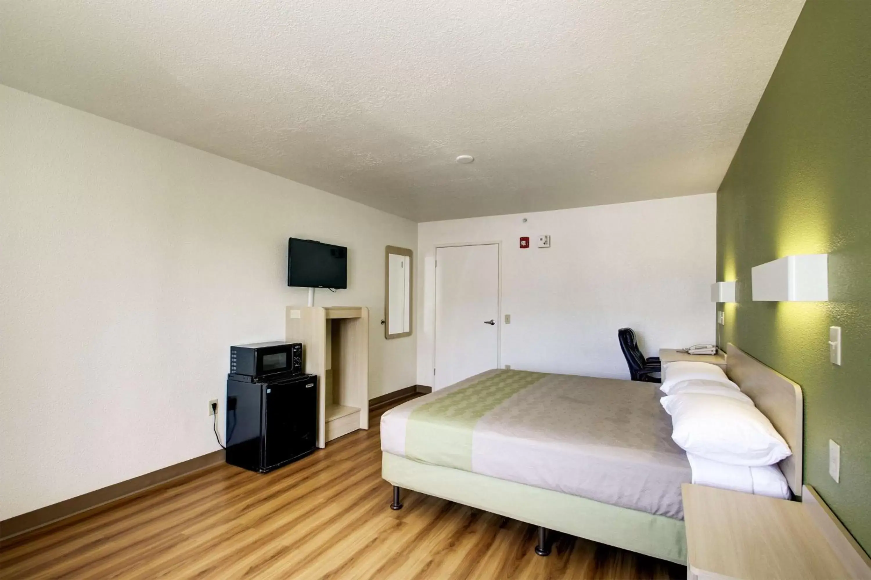 TV and multimedia, Room Photo in Motel 6-Ogden, UT - Riverdale
