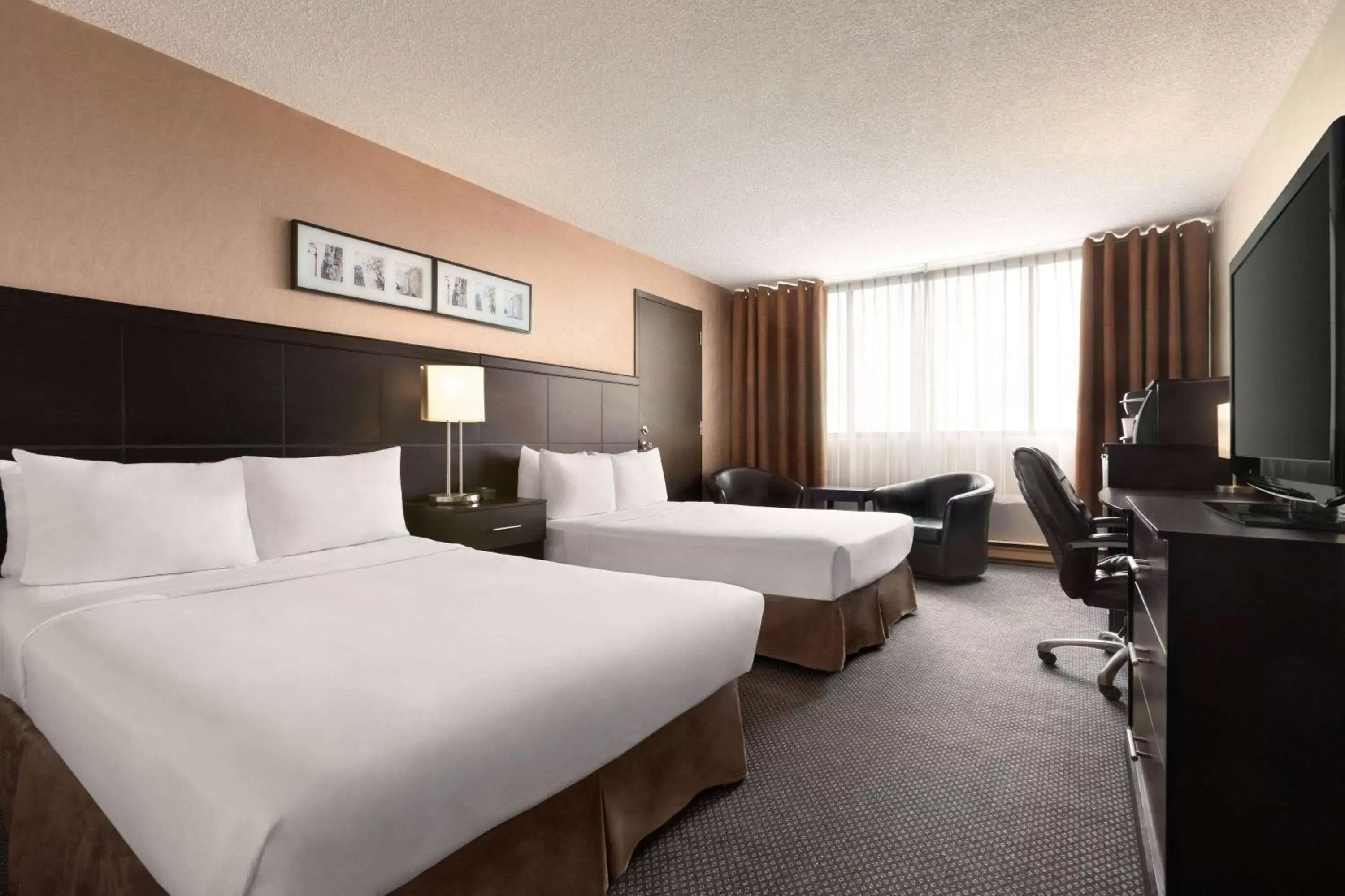 Photo of the whole room in Travelodge by Wyndham Quebec City Hotel & Convention Centre