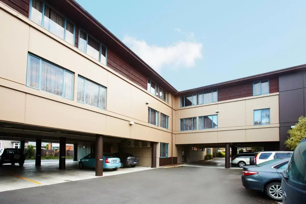 Property Building in Ventura Inn & Suites Hamilton