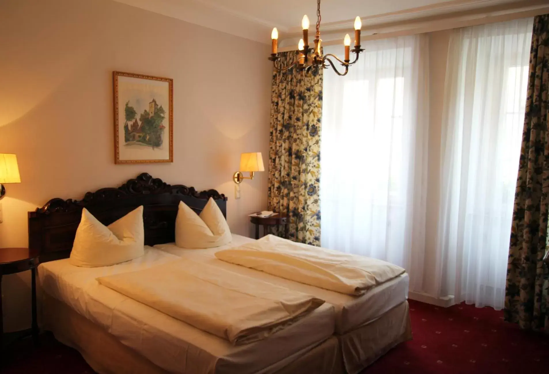 Bed in Historik Hotel Goldener Hirsch Rothenburg