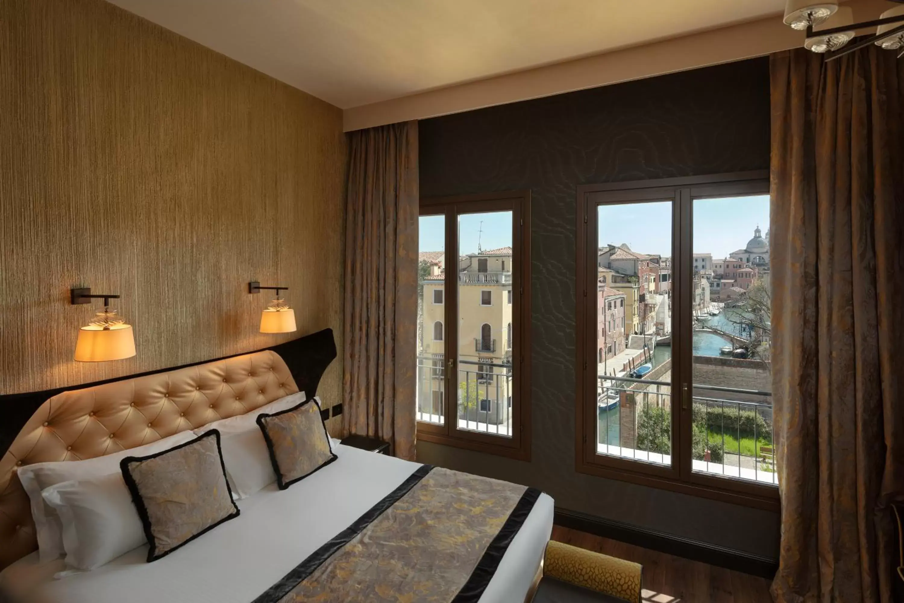 Bed in Palazzo Veneziano - Venice Collection