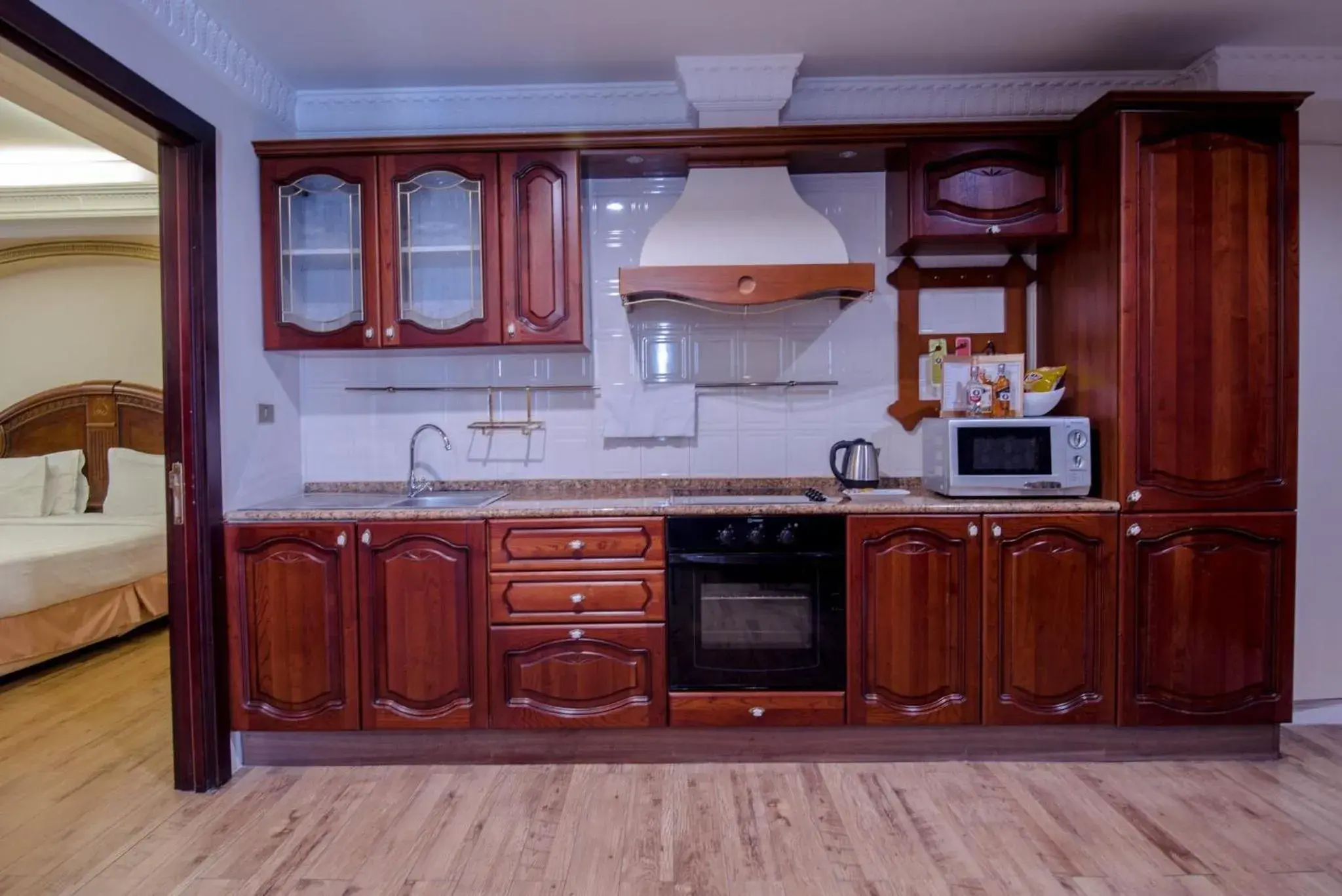 kitchen, Kitchen/Kitchenette in Four Seasons Place Hotel