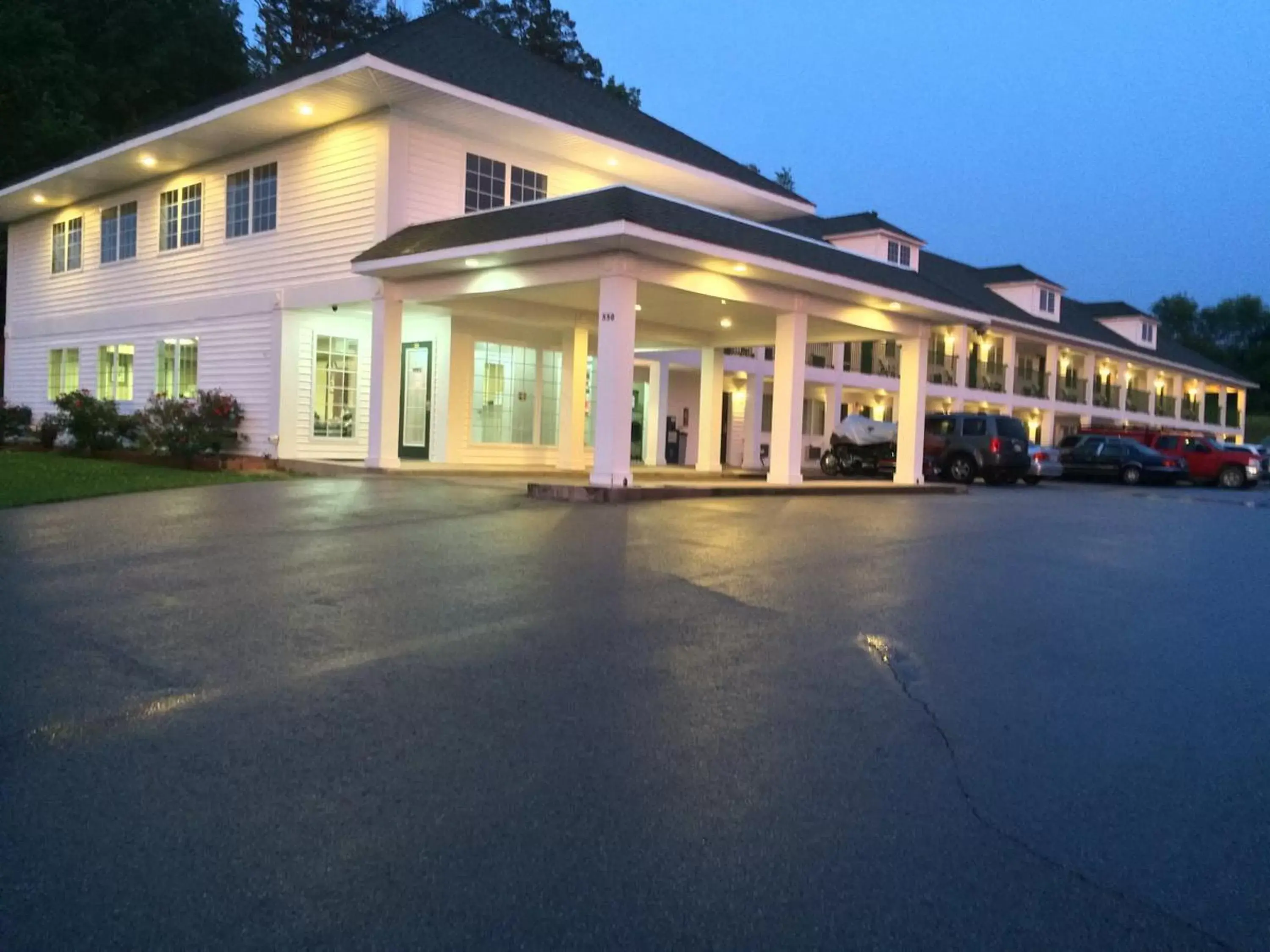 Facade/entrance, Property Building in Hurricane Inn