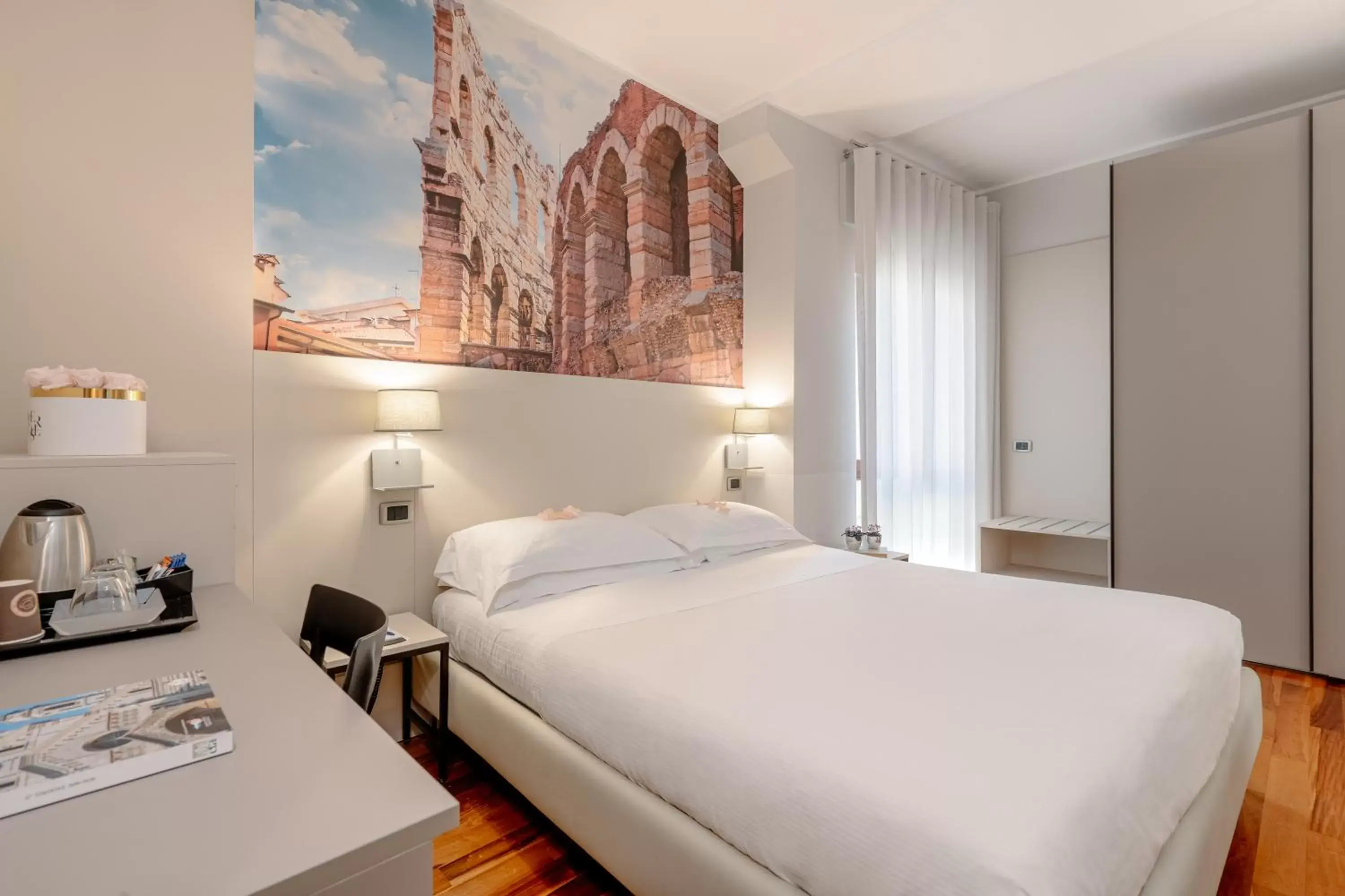 Photo of the whole room, Bed in Hotel Giulietta e Romeo ***S