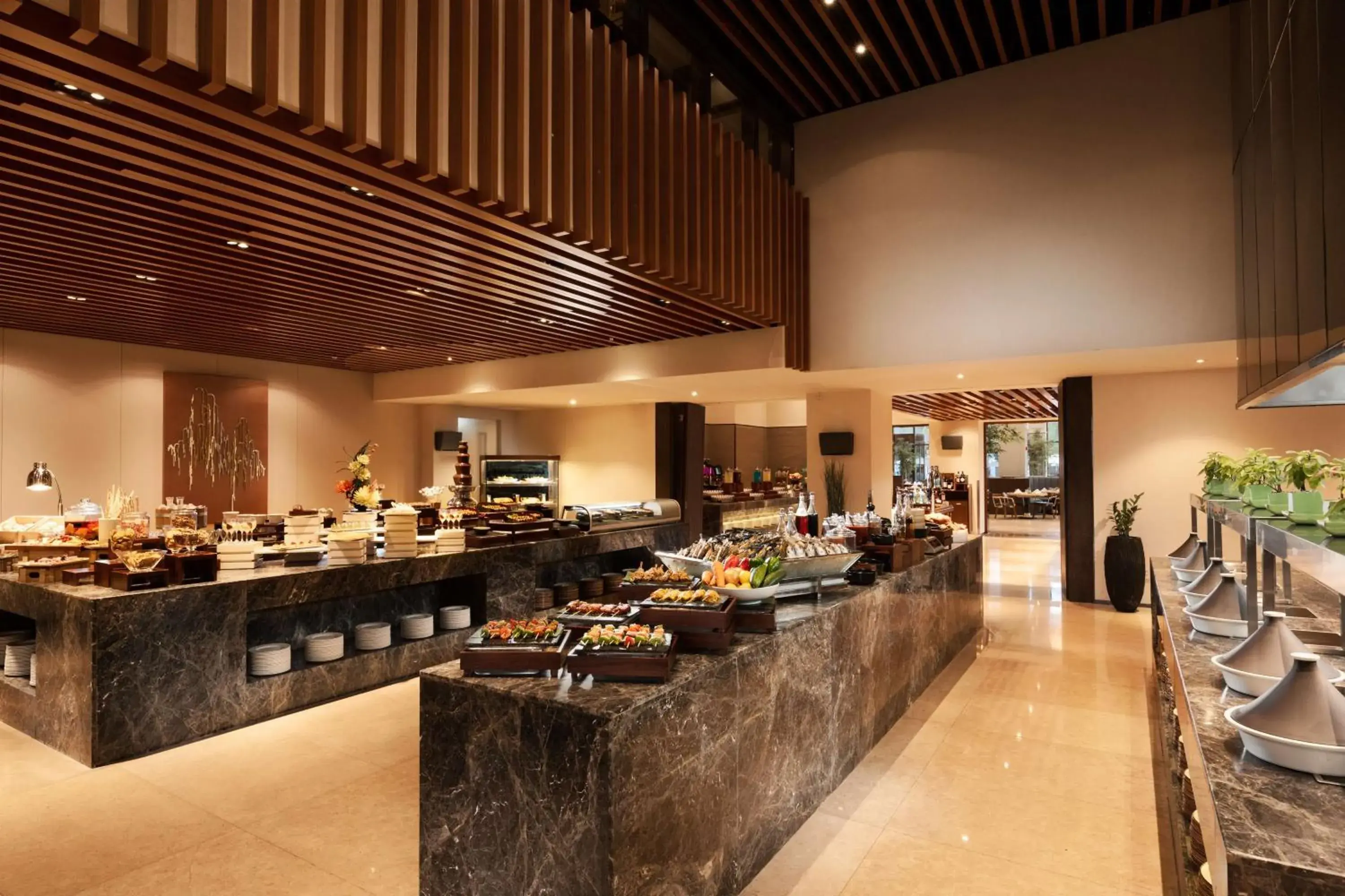Breakfast, Restaurant/Places to Eat in Hilton Clark Sun Valley Resort