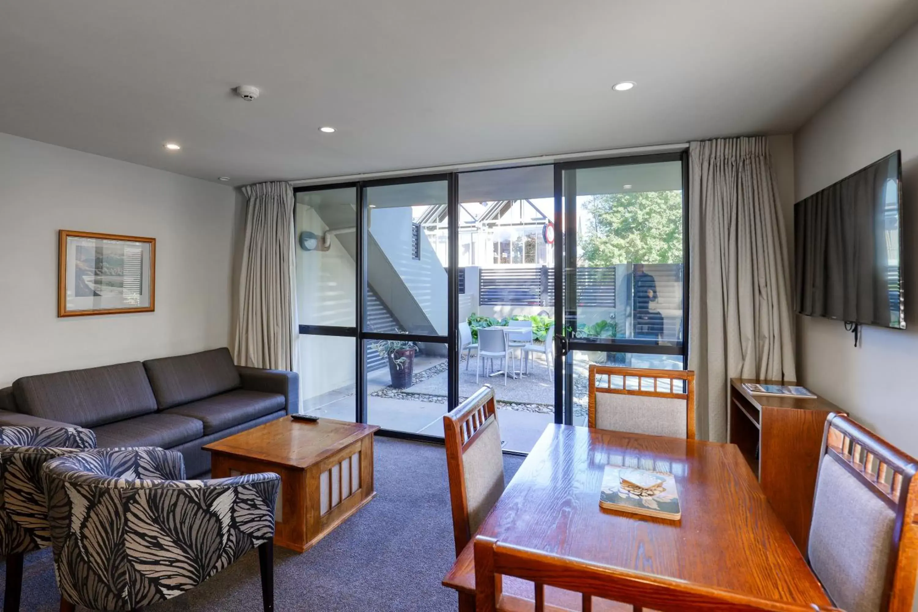 Living room, Seating Area in Garden Court Suites & Apartments