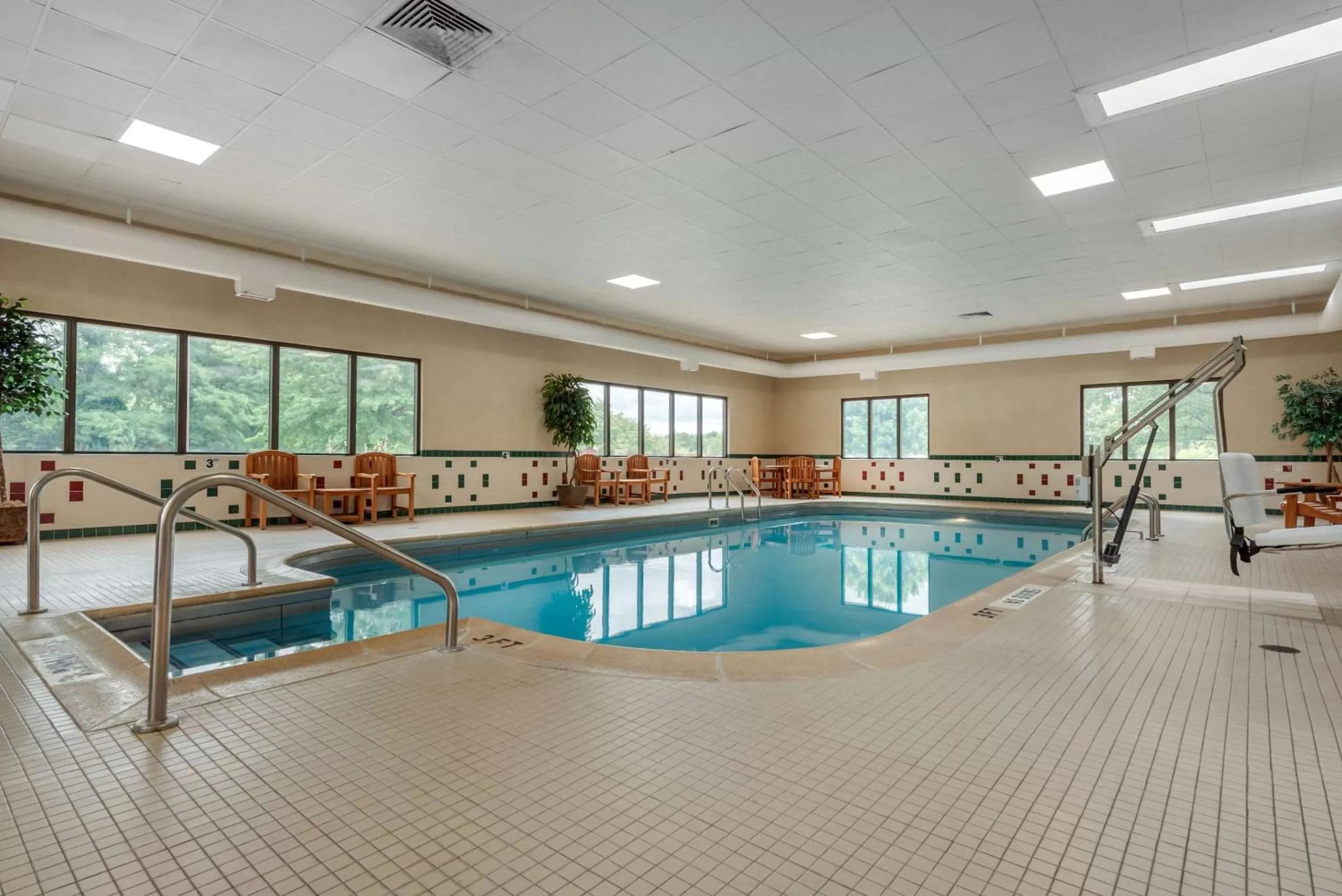 Pool view in Comfort Suites near Route 66