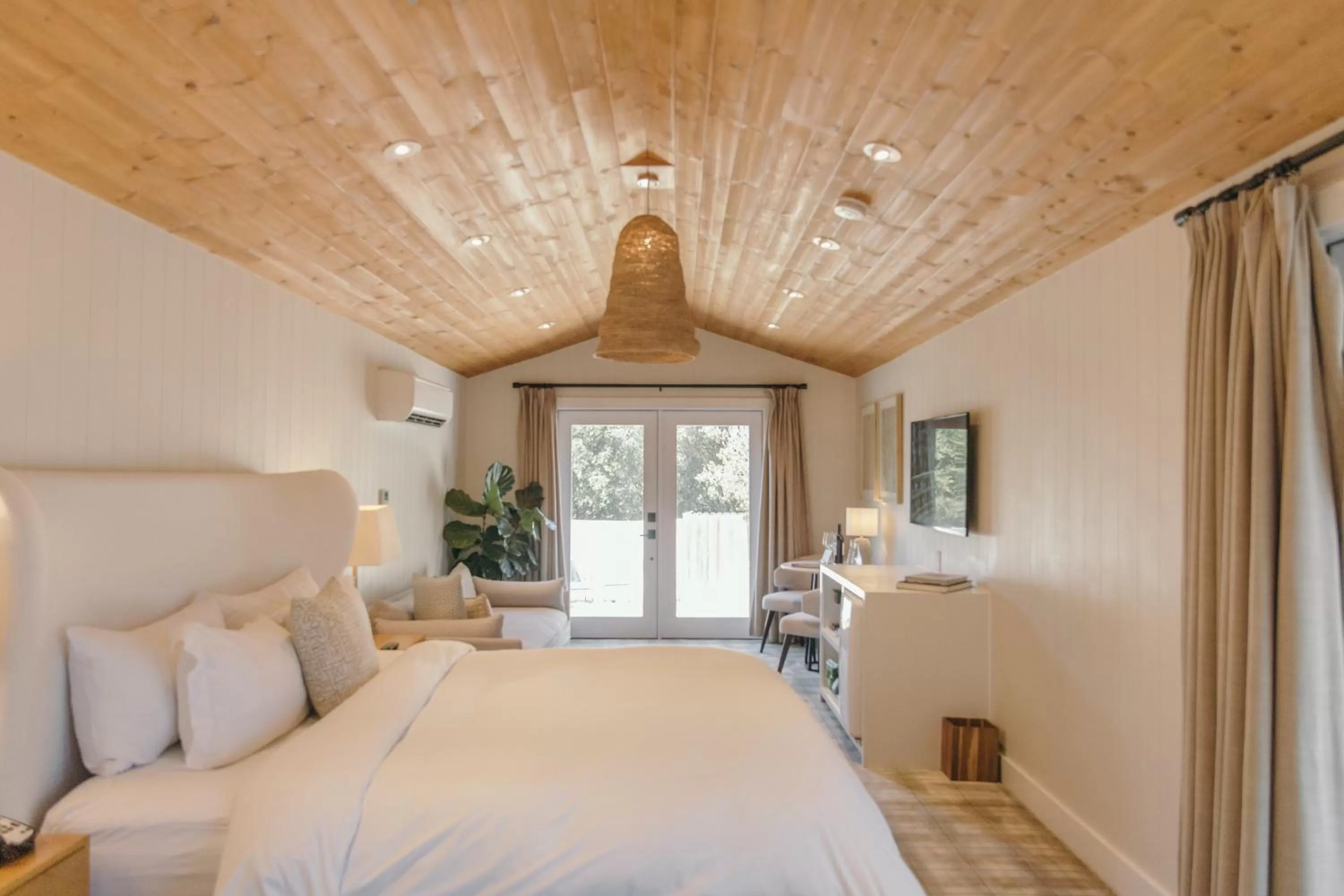 Bed in CALAMIGOS RANCH Resort & Spa