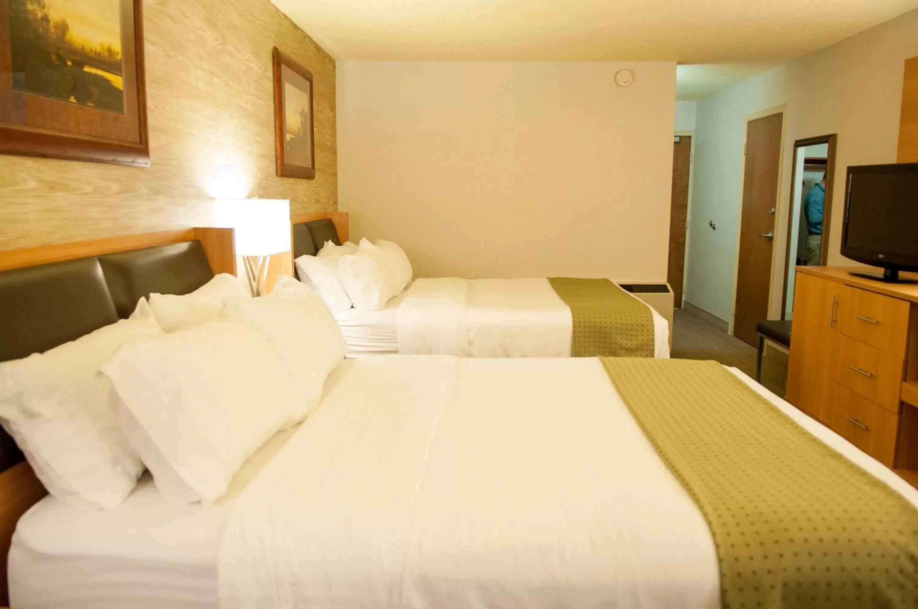 Photo of the whole room, Bed in Holiday Inn Spearfish-Convention Center, an IHG Hotel