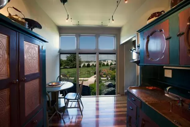 Kitchen/Kitchenette in Twin Pine Manor