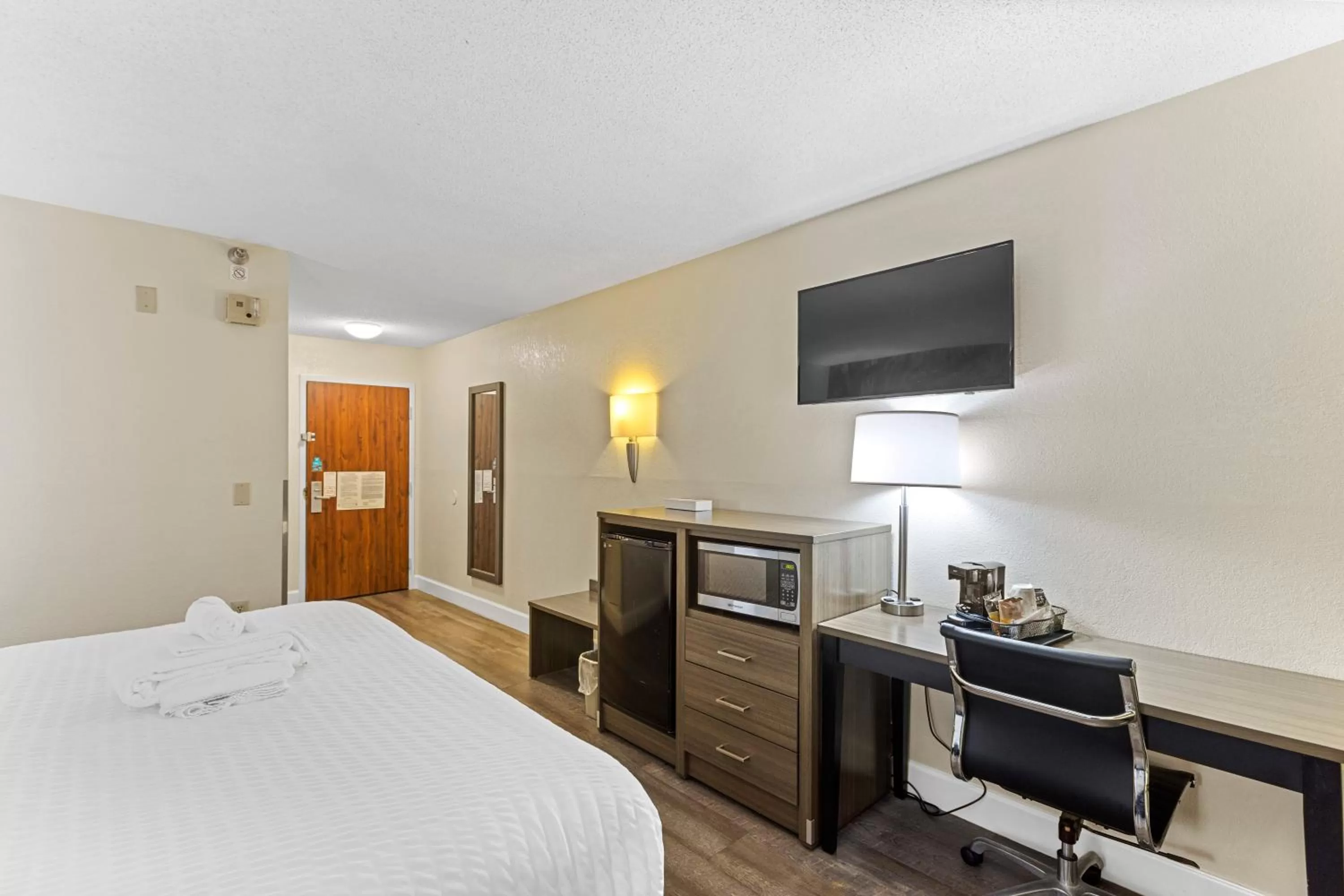 Photo of the whole room, Bed in Clarion Pointe Savannah Gateway I-95