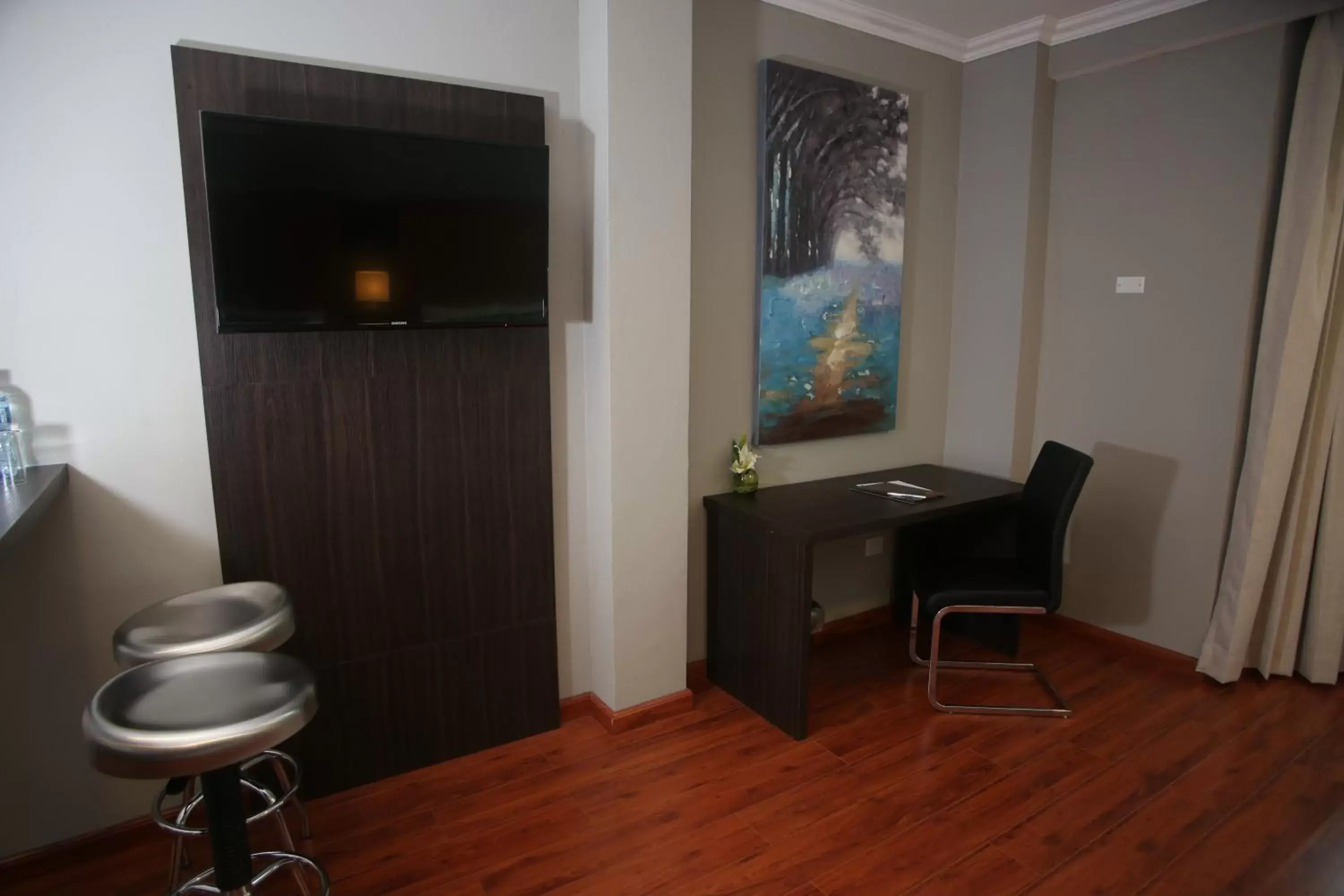 Dining area, TV/Entertainment Center in Aranjuez Hotel & Suites