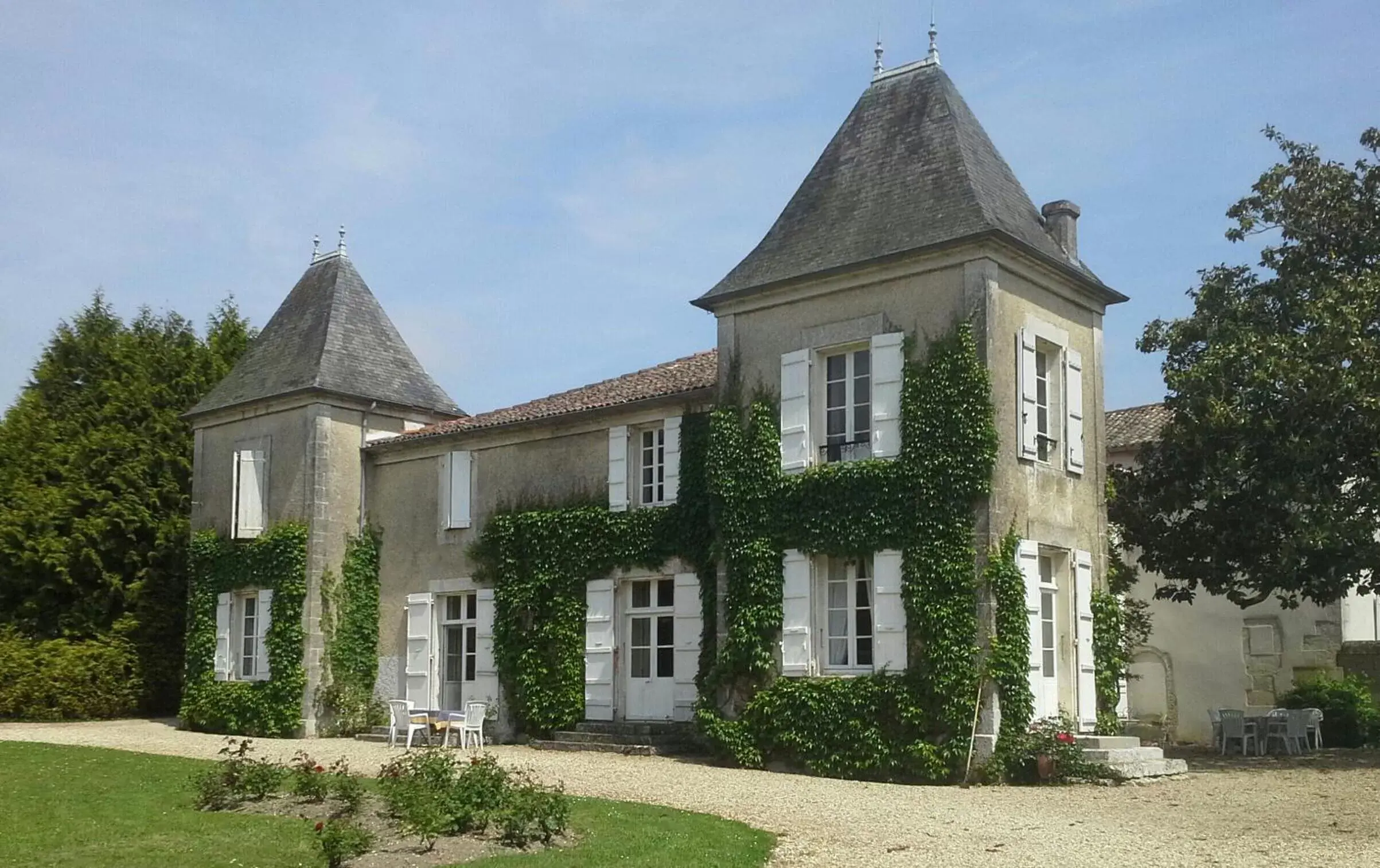 Facade/entrance, Property Building in Le Logis De Ruelle