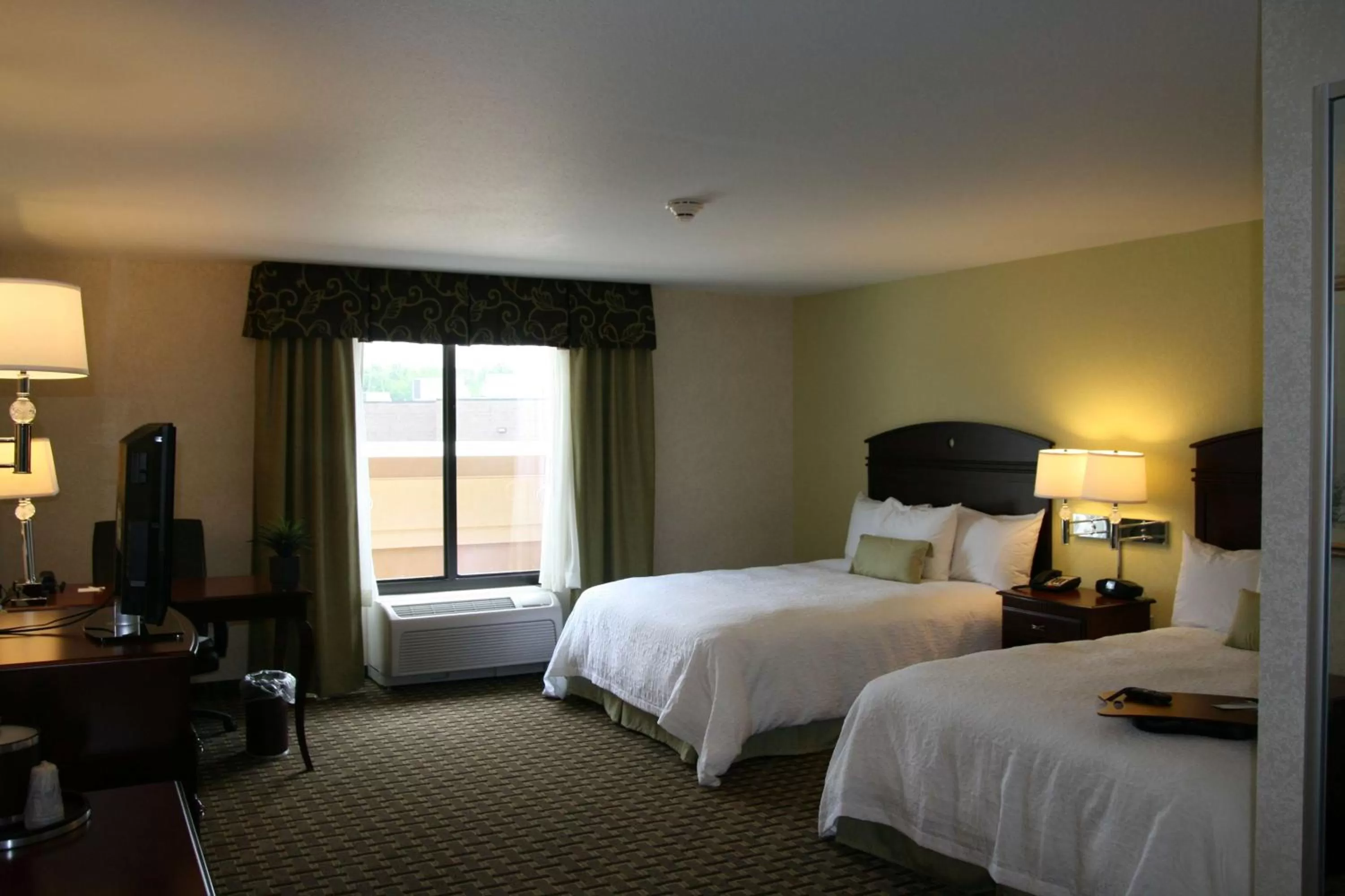 Bed in Hampton Inn & Suites Cleveland-Mentor