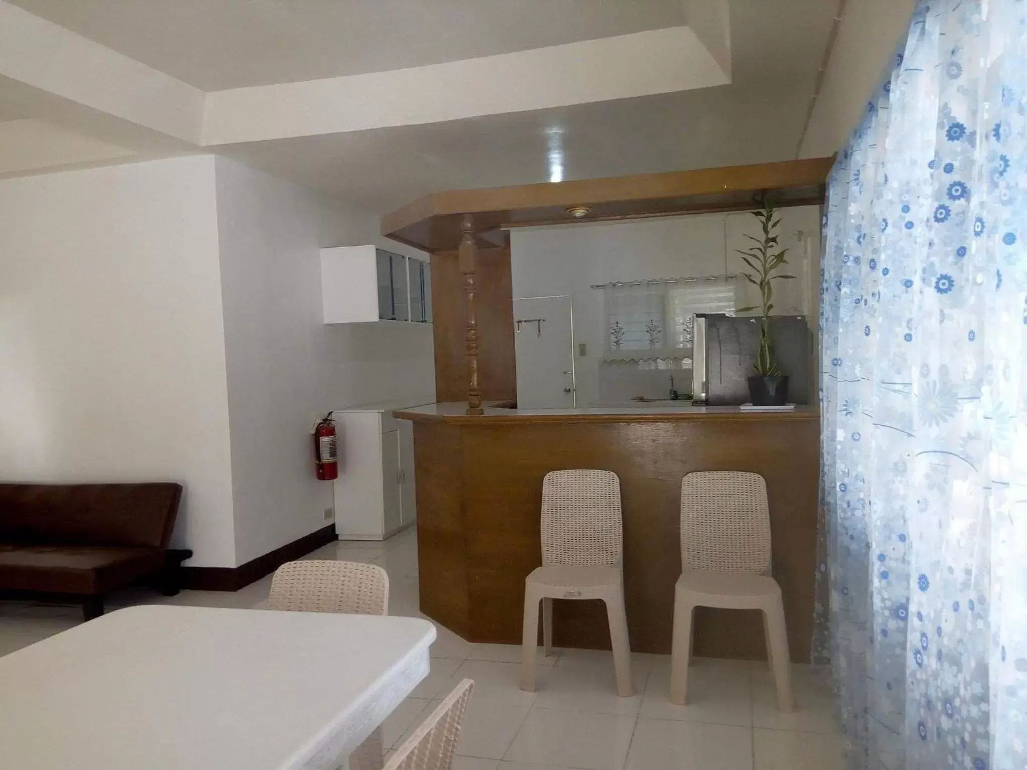 Seating area, Kitchen/Kitchenette in Luna Oslob Travellers Inn