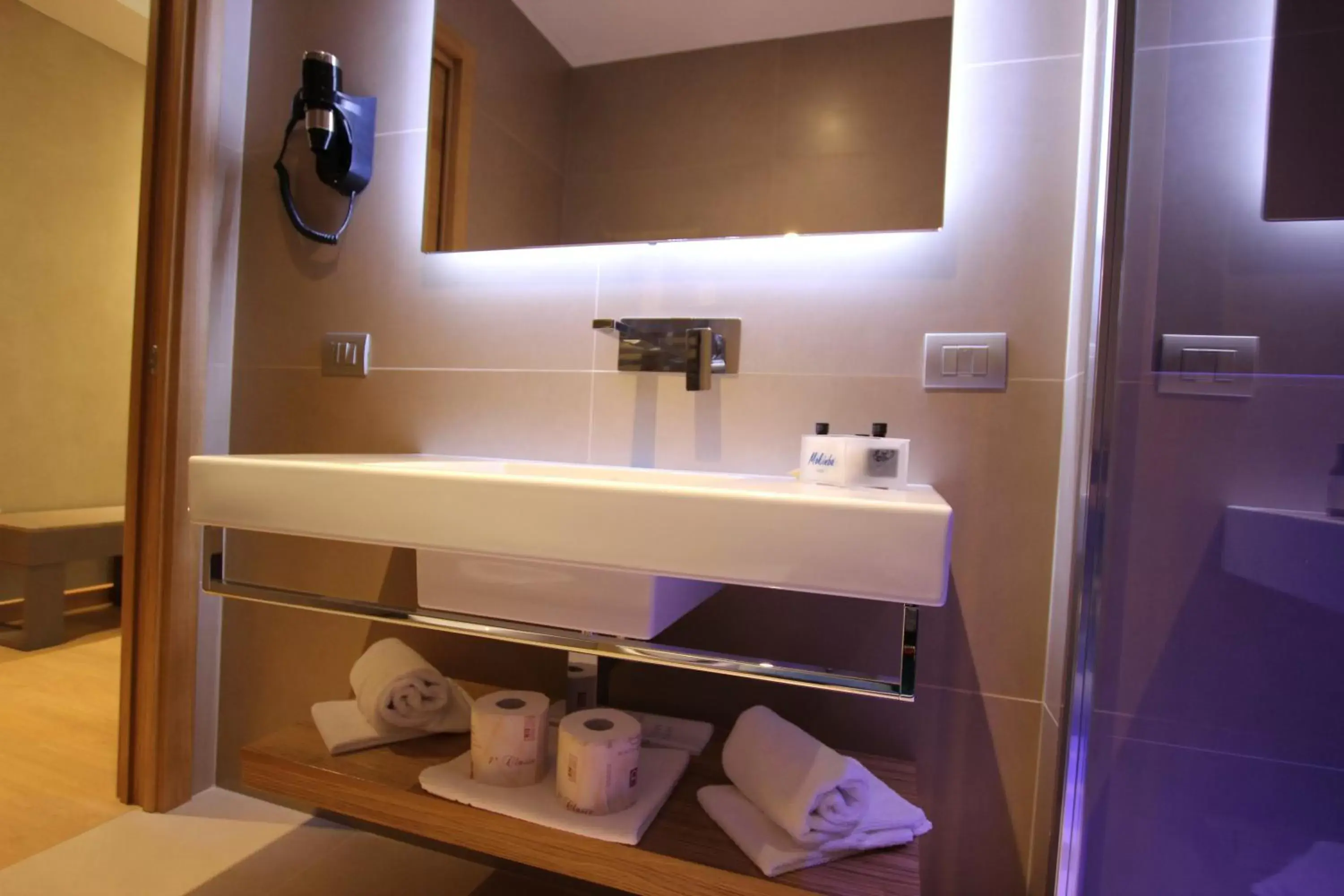 Bathroom in Mokinba Hotels Baviera