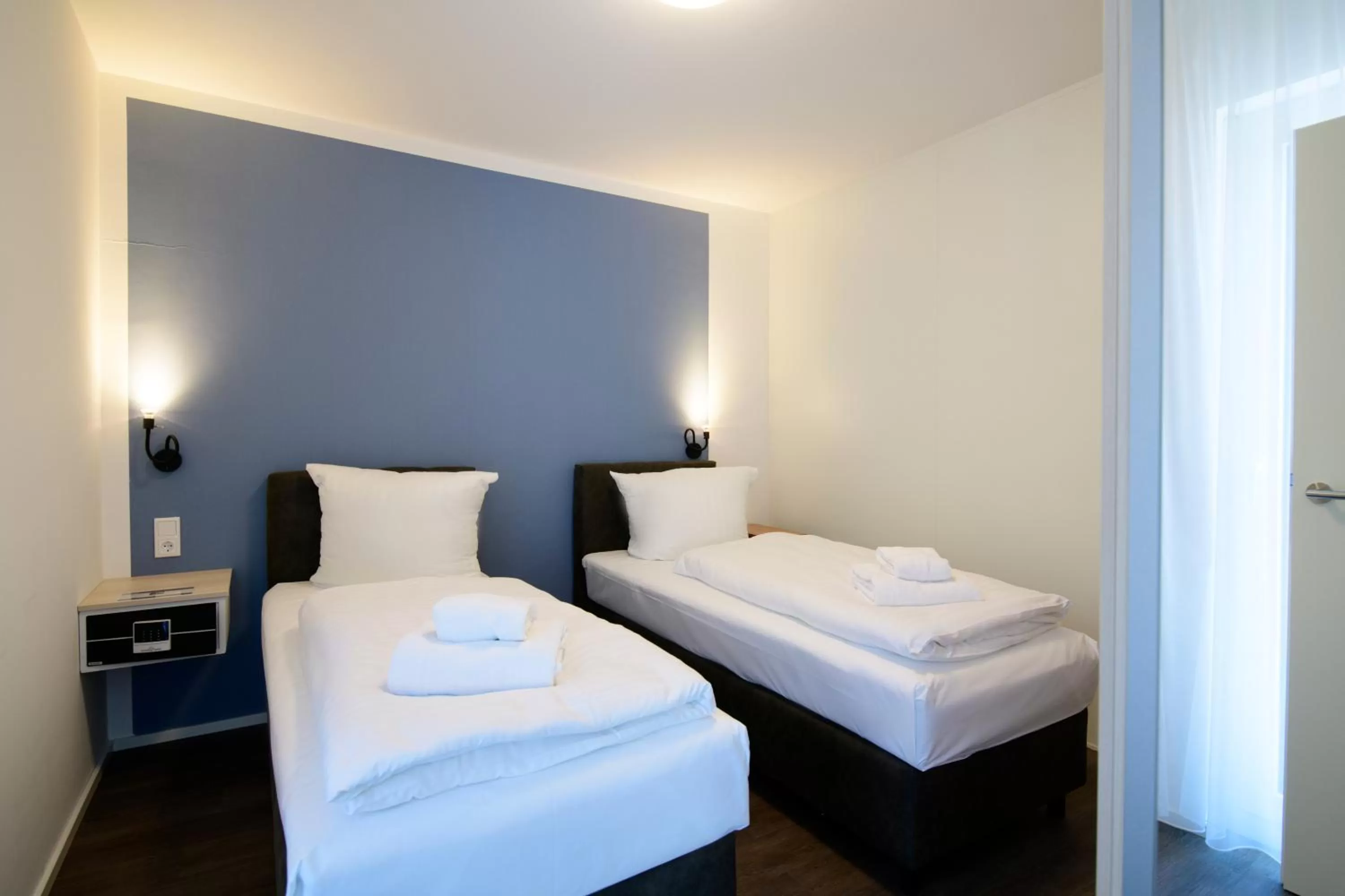 Bed in Smart & Stay Aparthotel Saarbrücken Süd - Self-Check-In - Free Parking