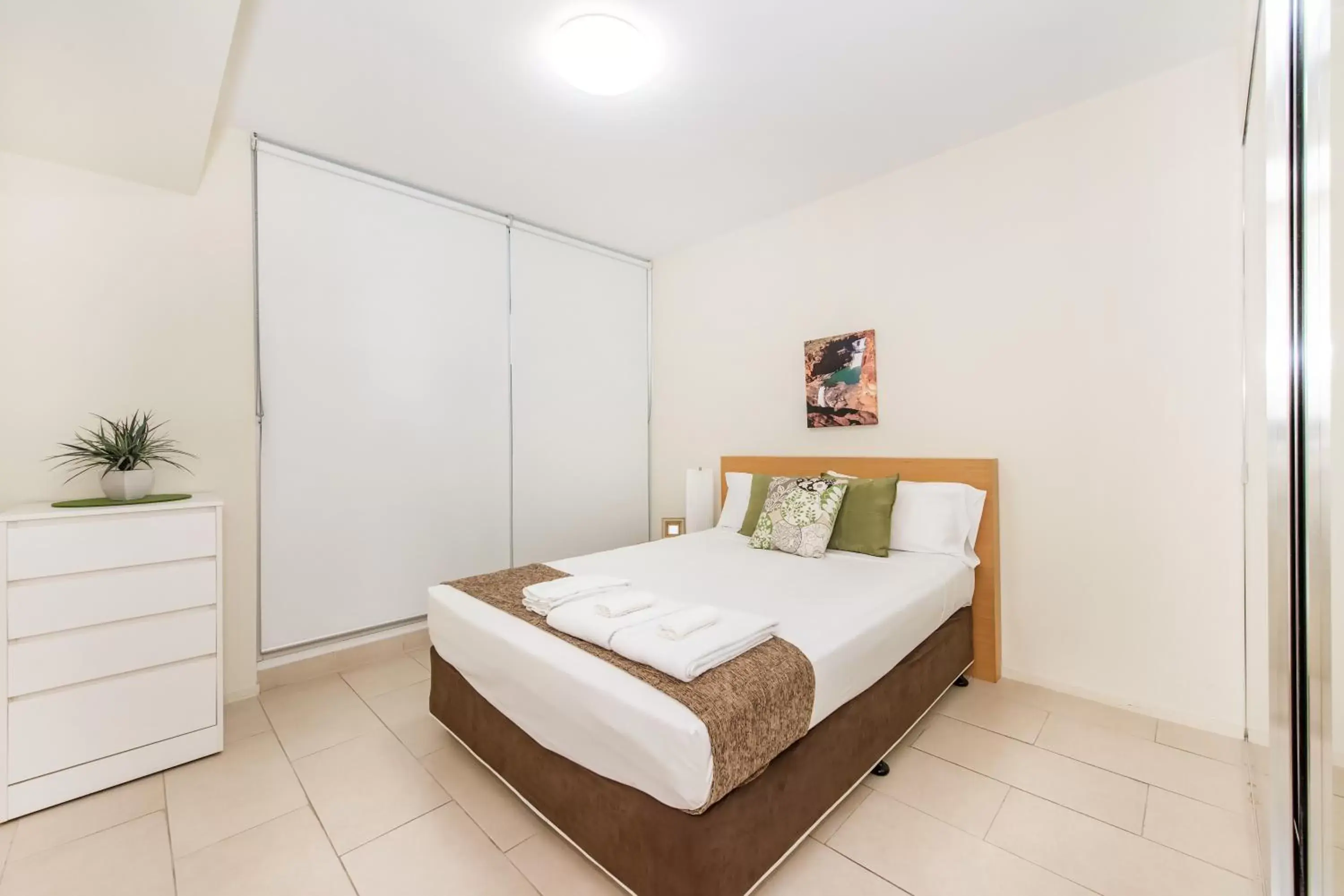 Bedroom, Bed in Lanai Riverside Apartments