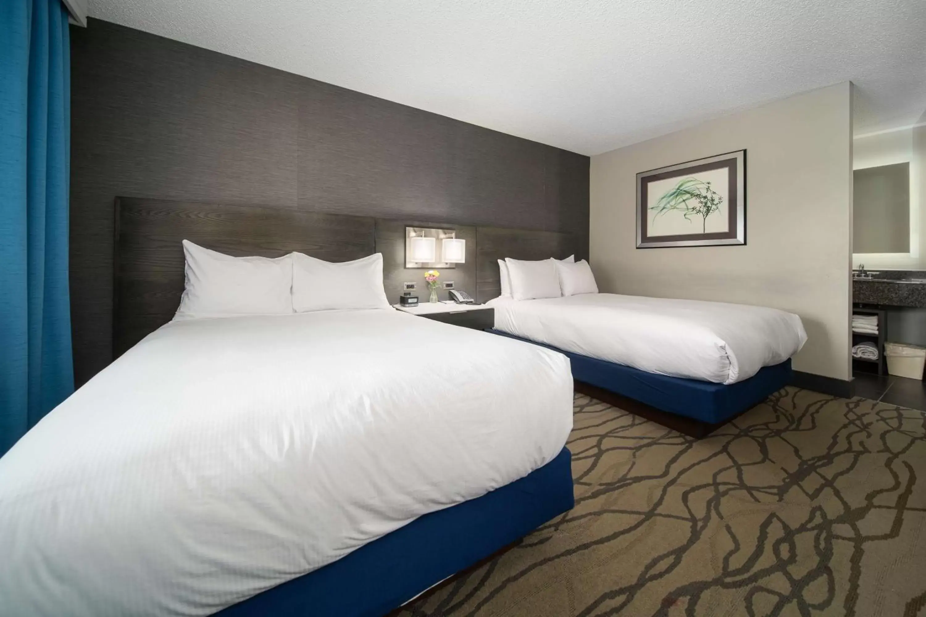 Bed in DoubleTree by Hilton Racine Harbourwalk
