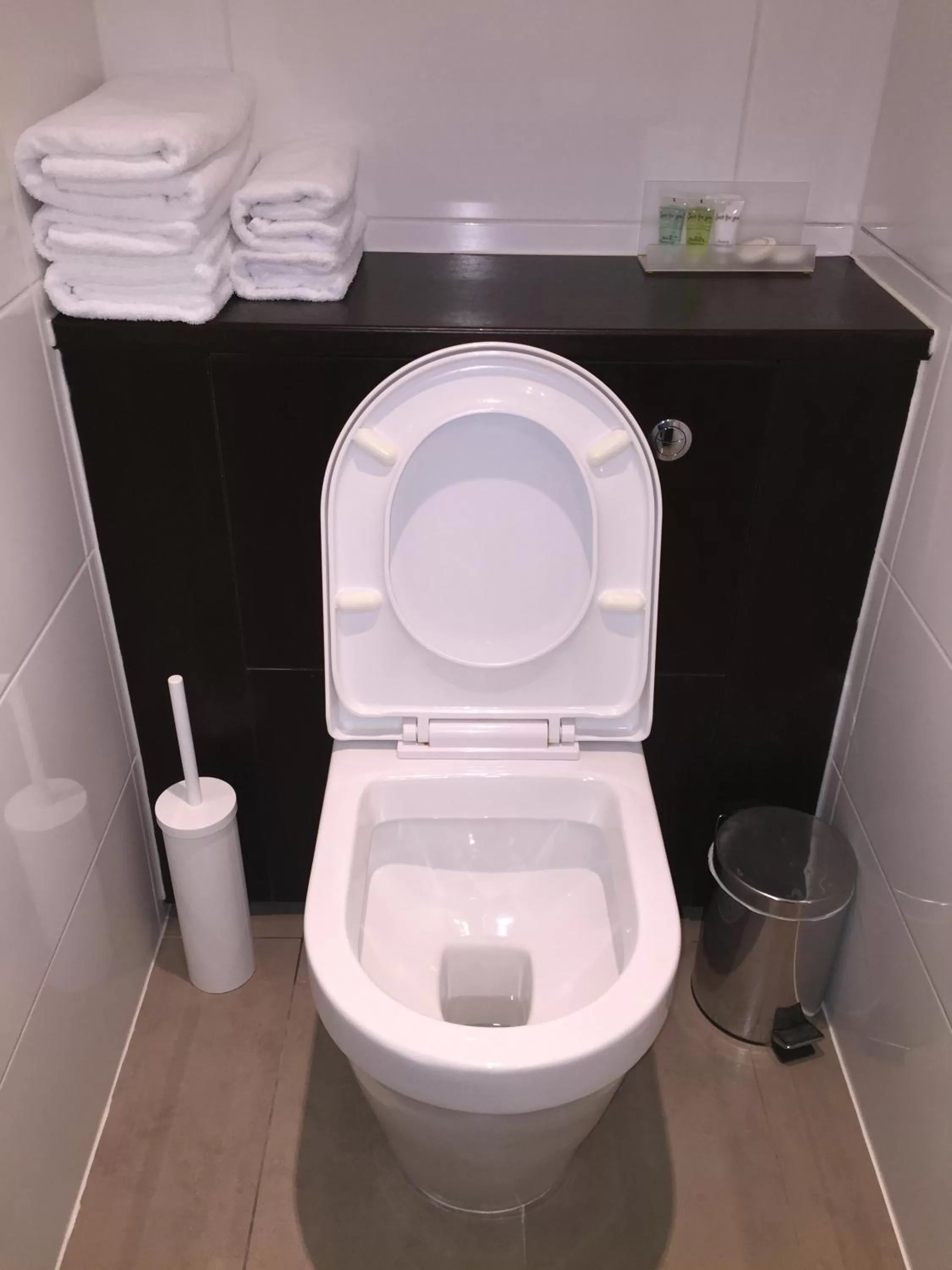 Toilet in Lyall Apartment Hotel