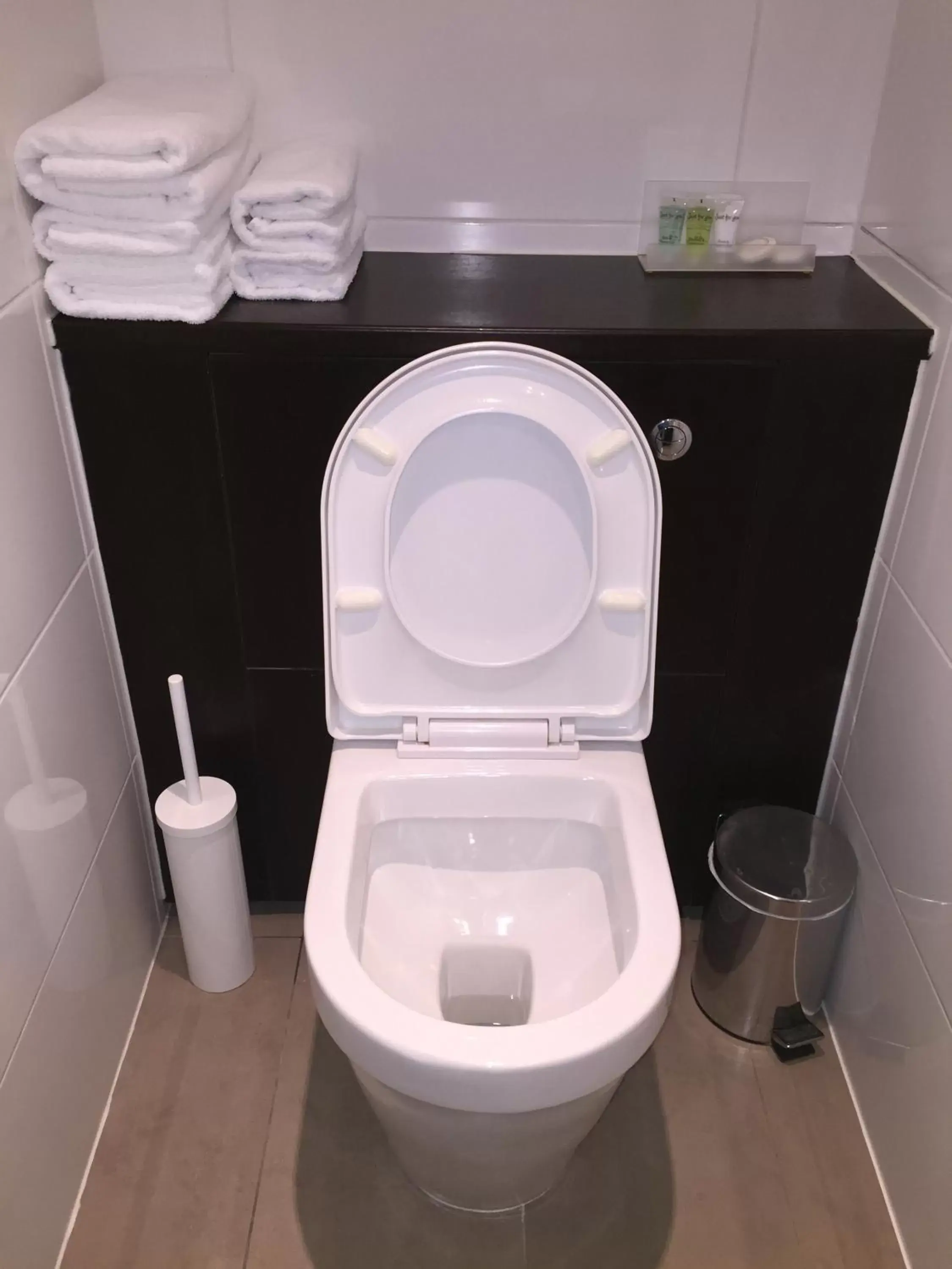 Toilet, Bathroom in Lyall Apartment Hotel