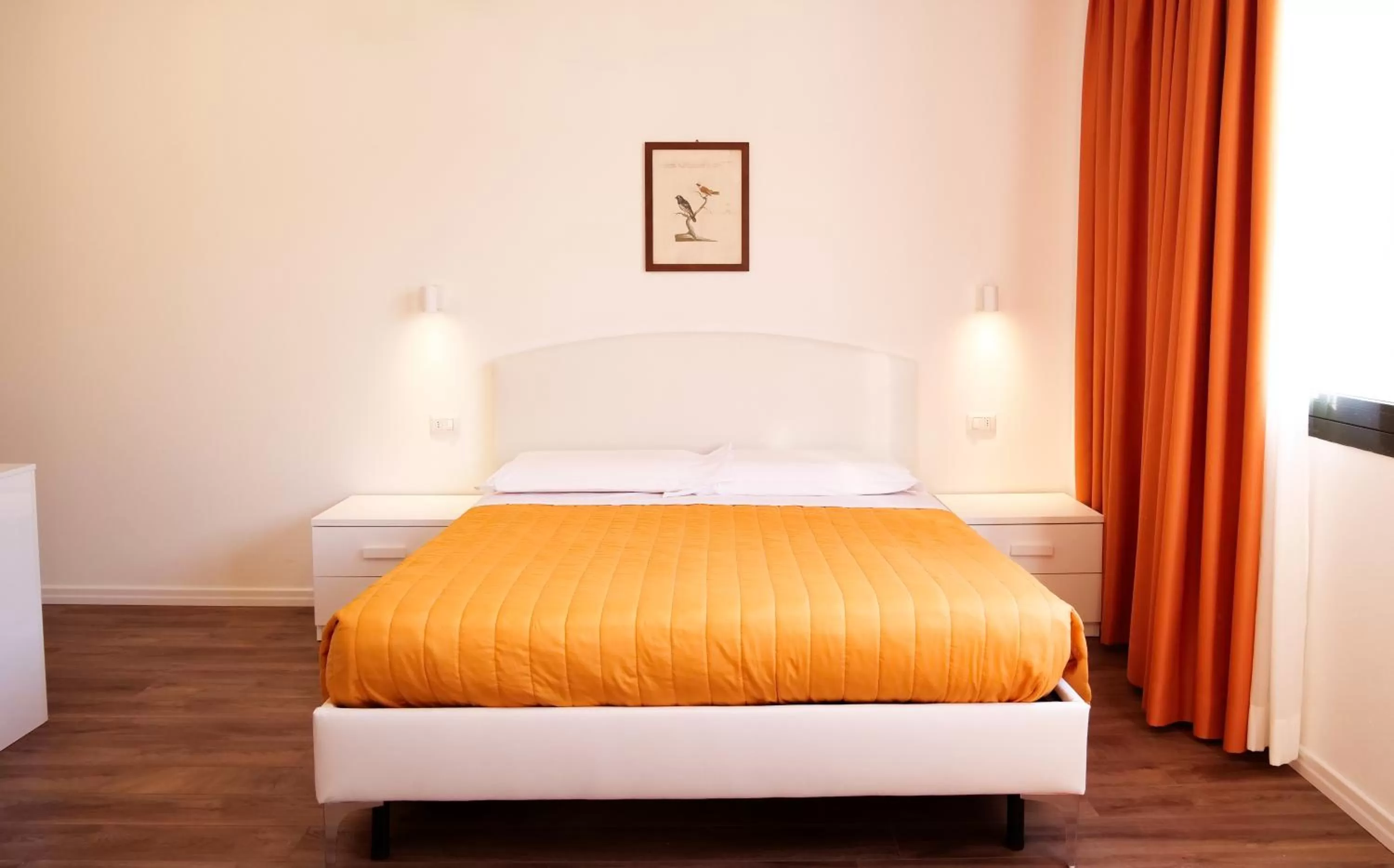 Photo of the whole room, Bed in Victoria Royal Garden