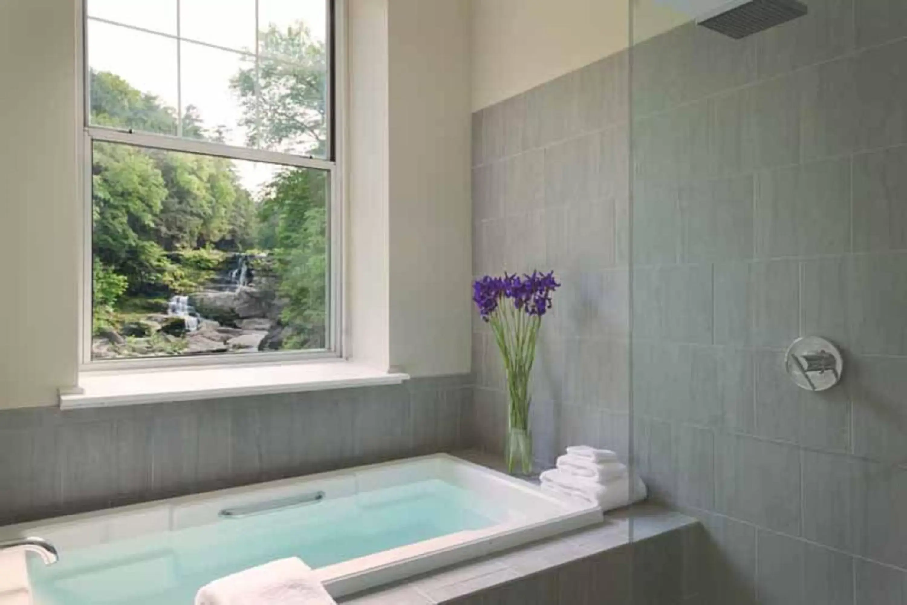 Bathroom, View in Ledges Hotel