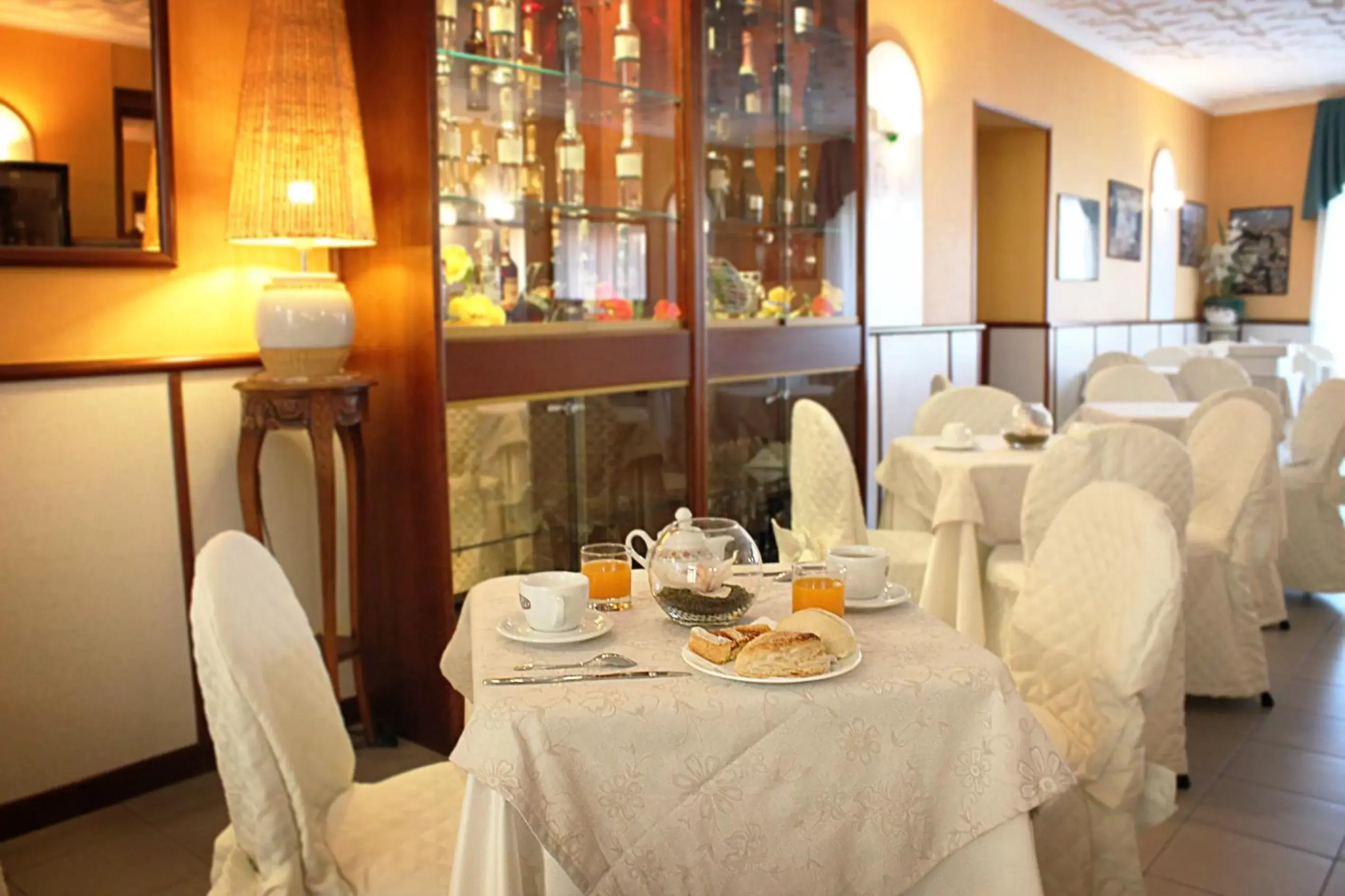 Breakfast, Restaurant/Places to Eat in Hotel Nespolo D'Oro