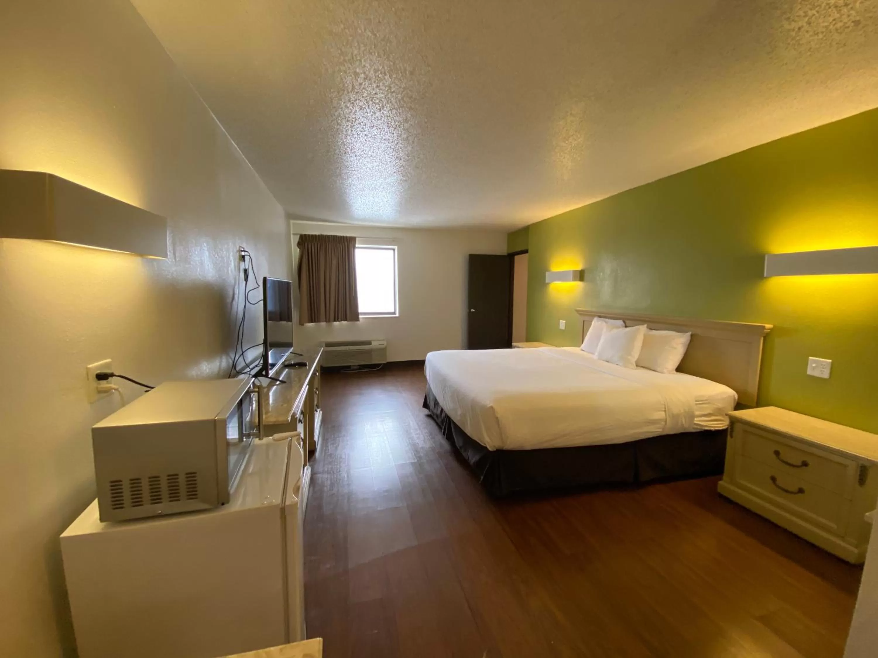 Photo of the whole room, Bed in Skylight Inn Willoughby - Cleveland Mentor