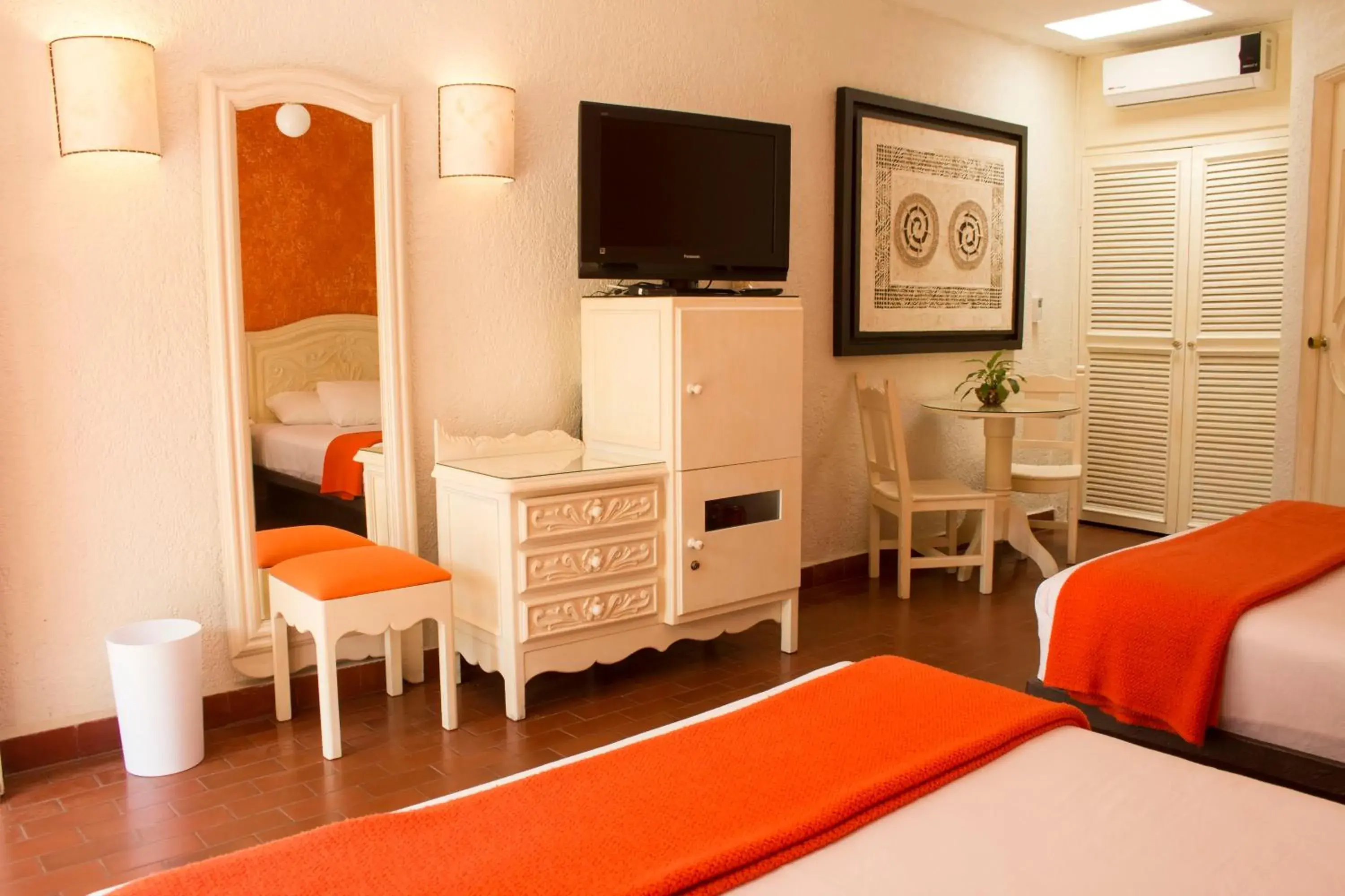Bedroom, TV/Entertainment Center in Hotel Villa del Conquistador