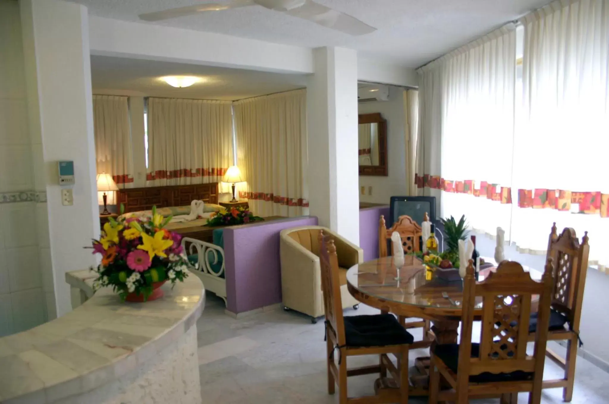 Photo of the whole room, Restaurant/Places to Eat in Hotel Suites Jazmín Acapulco