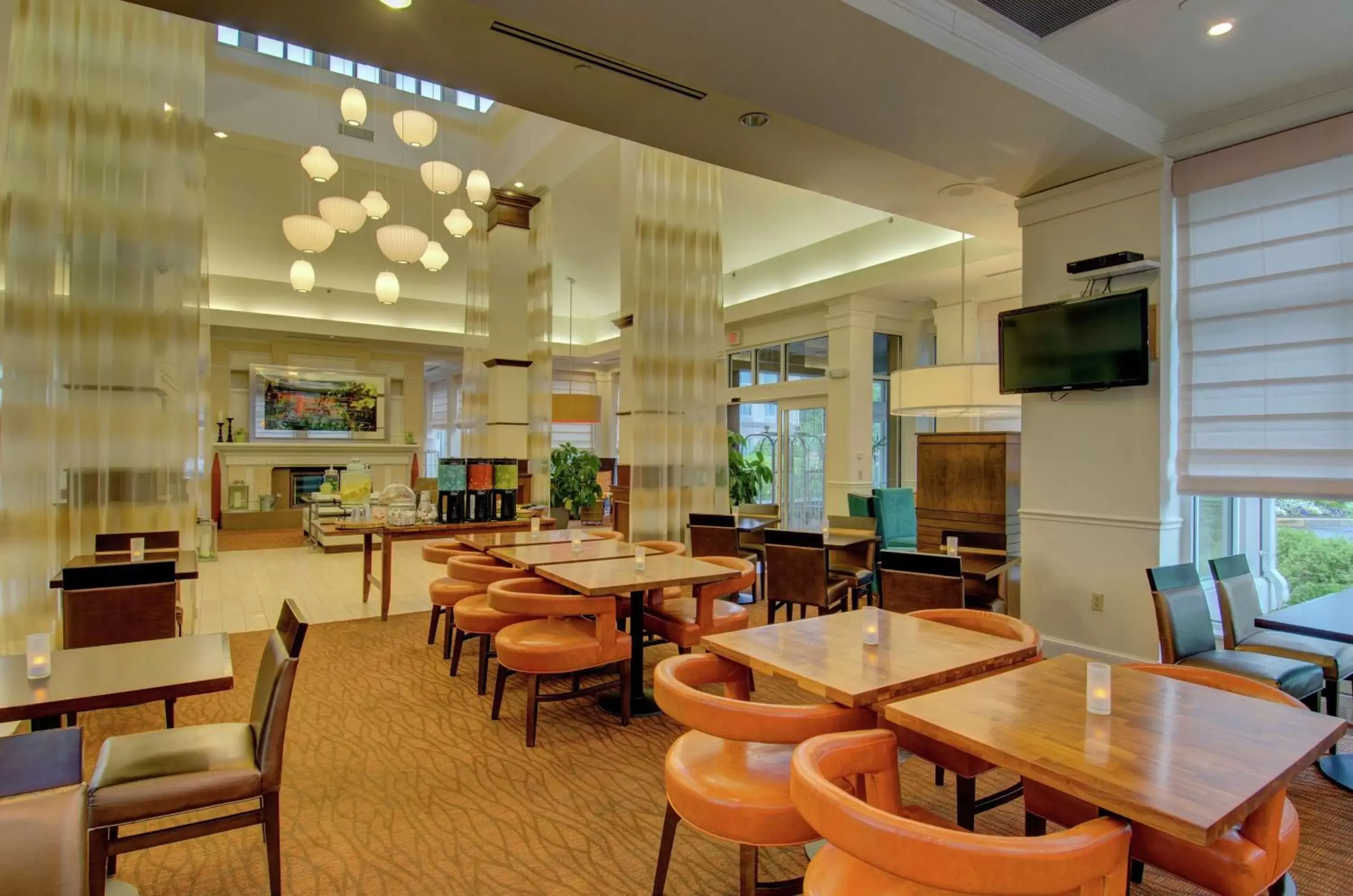 Breakfast, Lounge/Bar in Hilton Garden Inn Norwalk