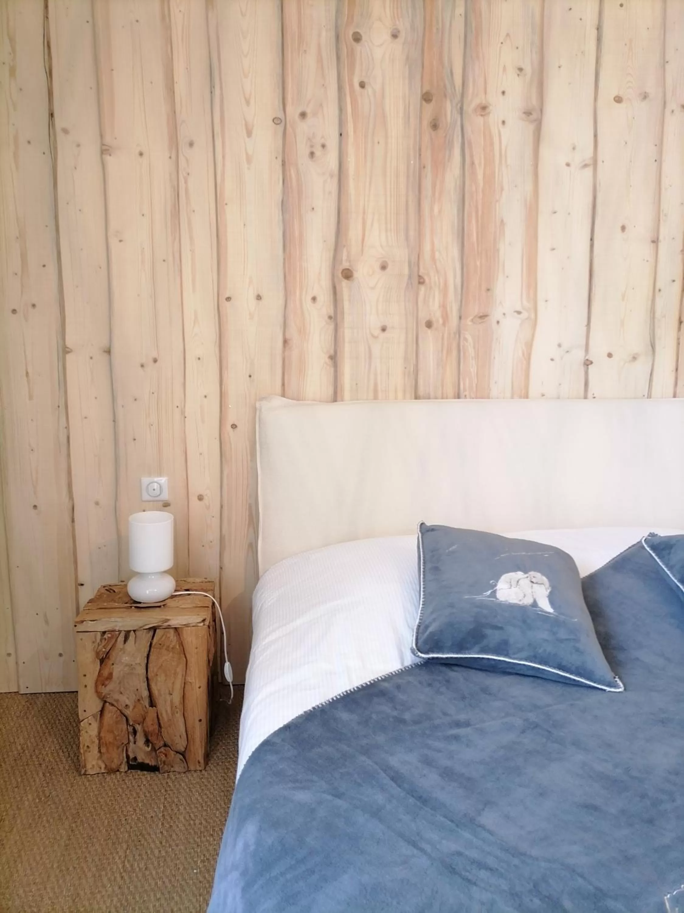 Bed in Auberge Buissonniere