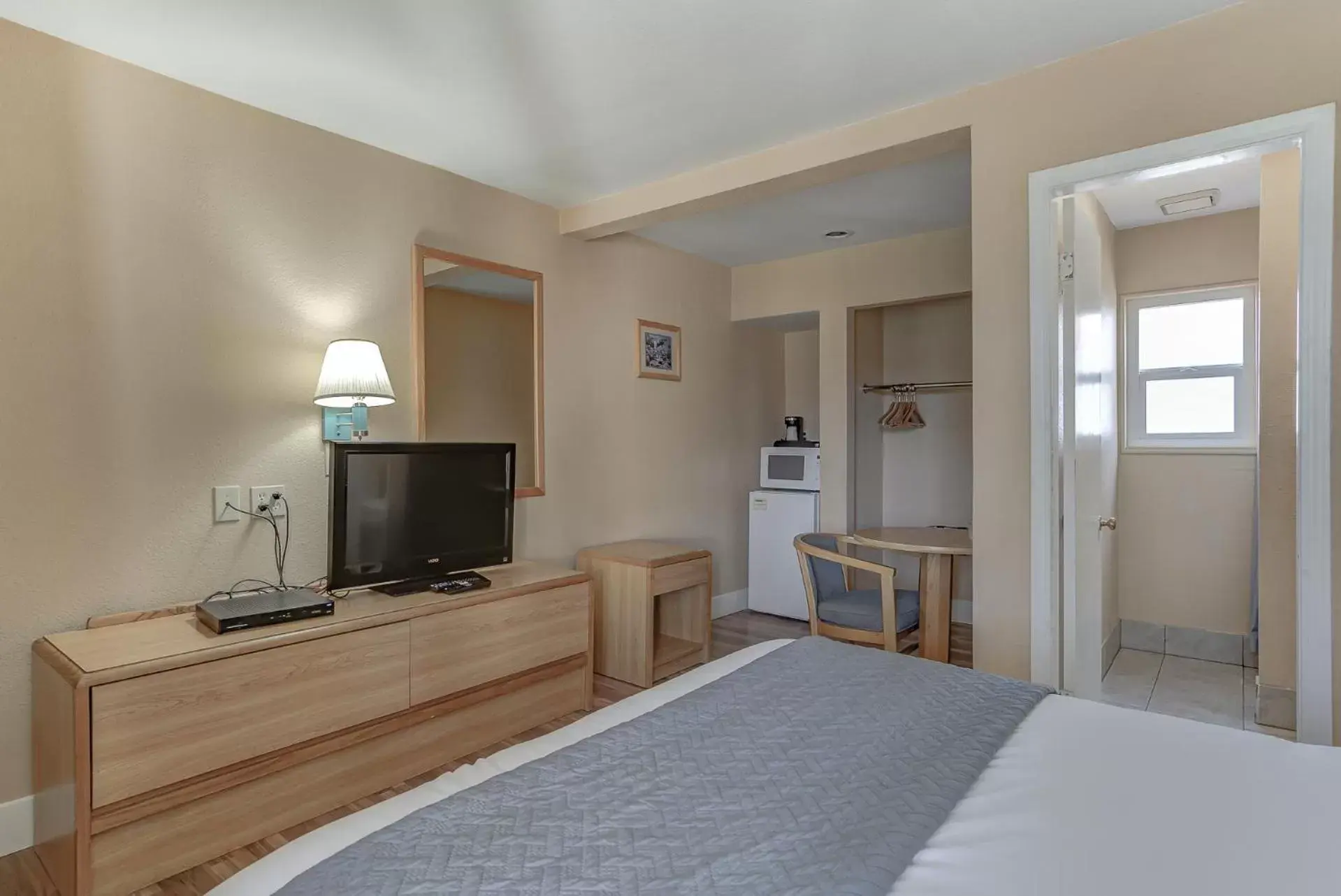 Queen Room in Shasta Pines Motel & Suites Queen Room in Shasta Pines Motel & Suites
