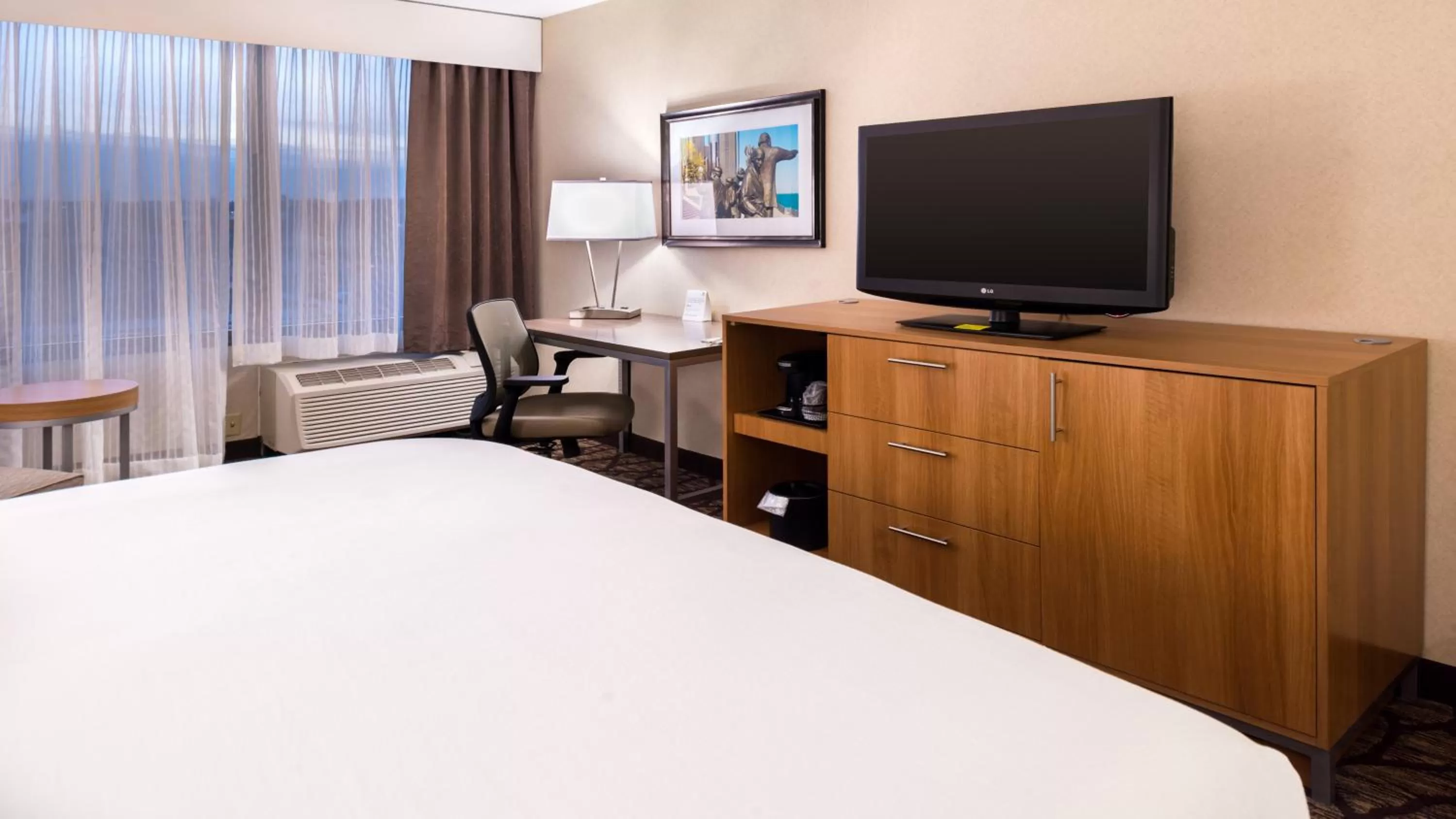 Photo of the whole room, Bed in Holiday Inn Hotel & Suites Warren by IHG