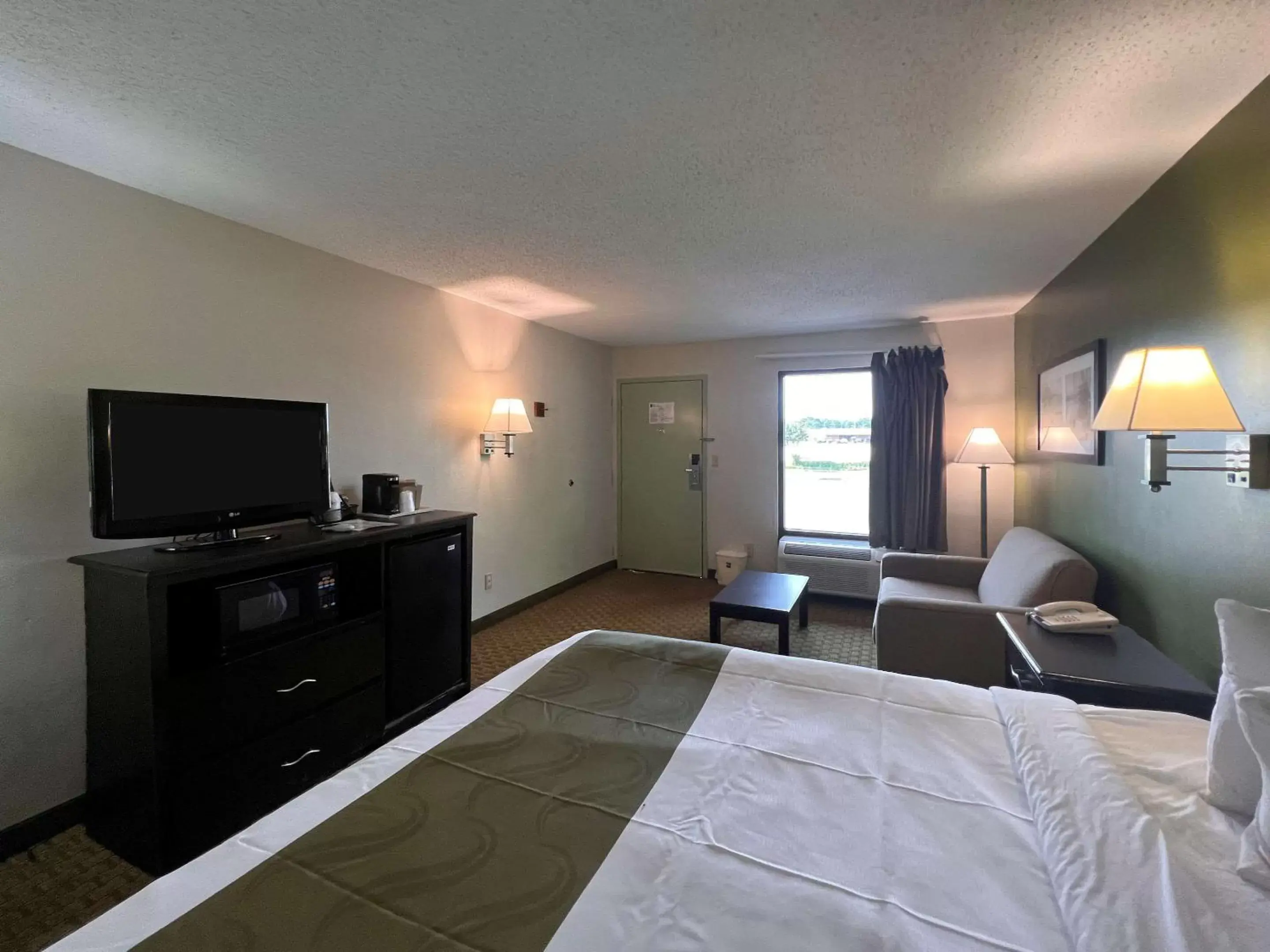 Bedroom, TV/Entertainment Center in Quality Inn Foley