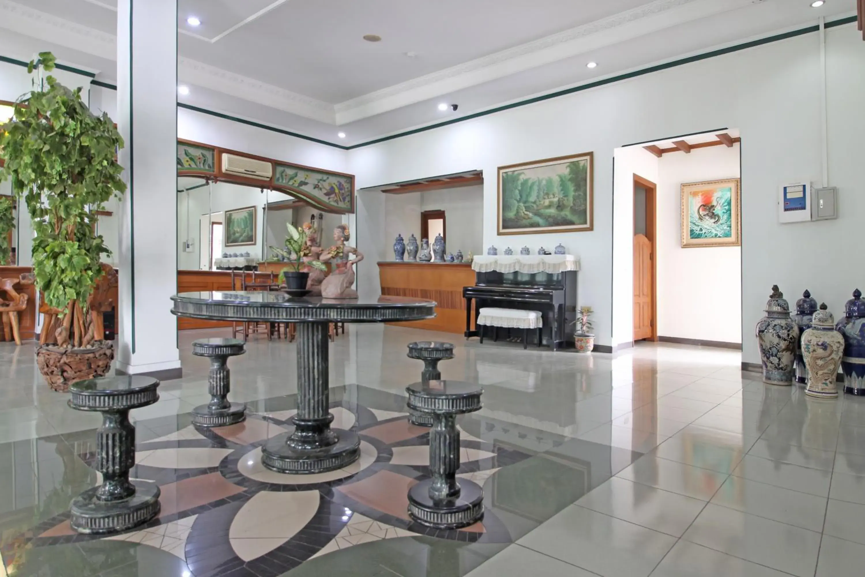 Lobby or reception, Lobby/Reception in RedDoorz near XT Square Yogyakarta