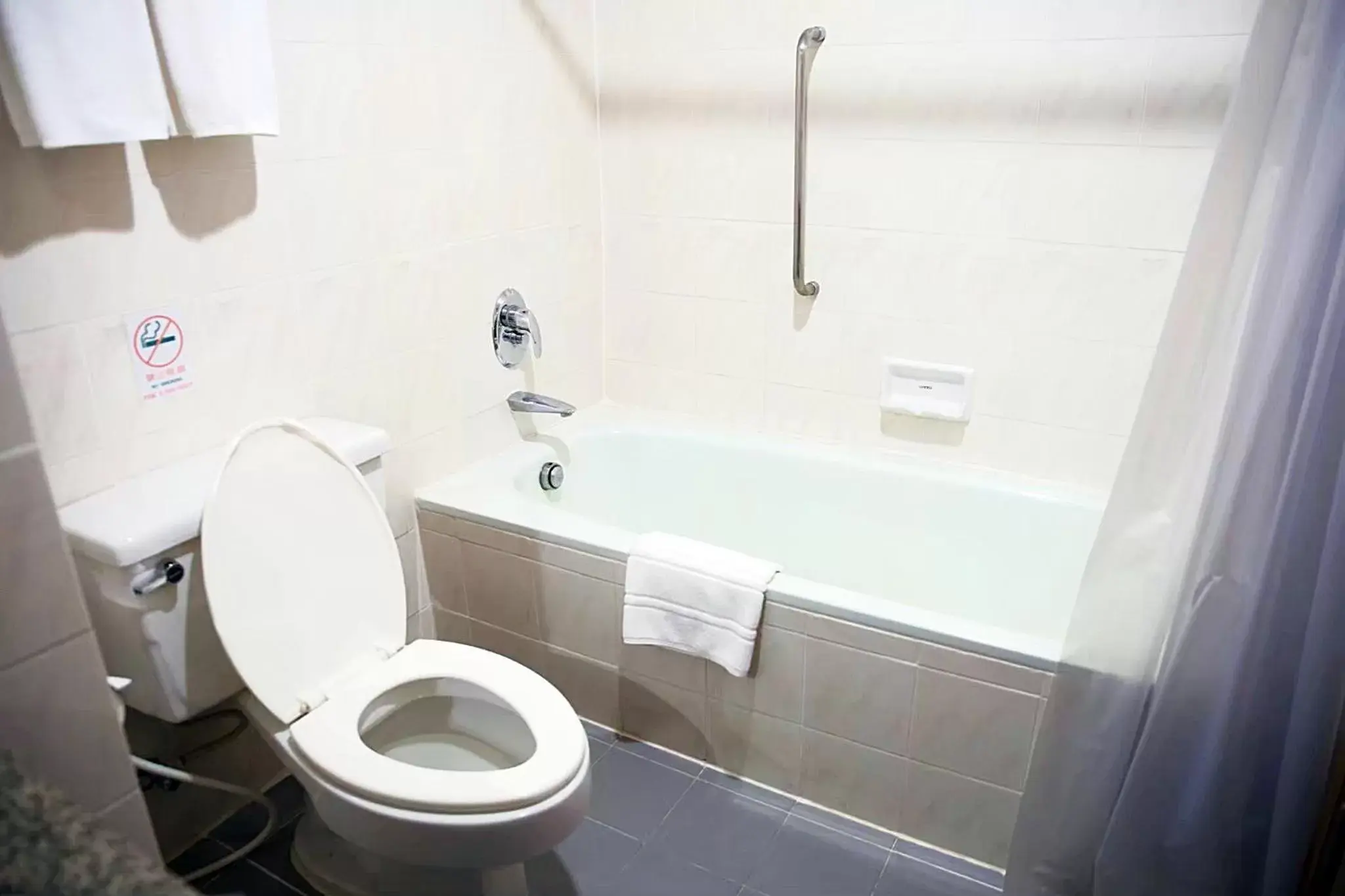 Shower, Bathroom in Chiangmai Grandview Hotel & Convention Center - SHA Extra Plus