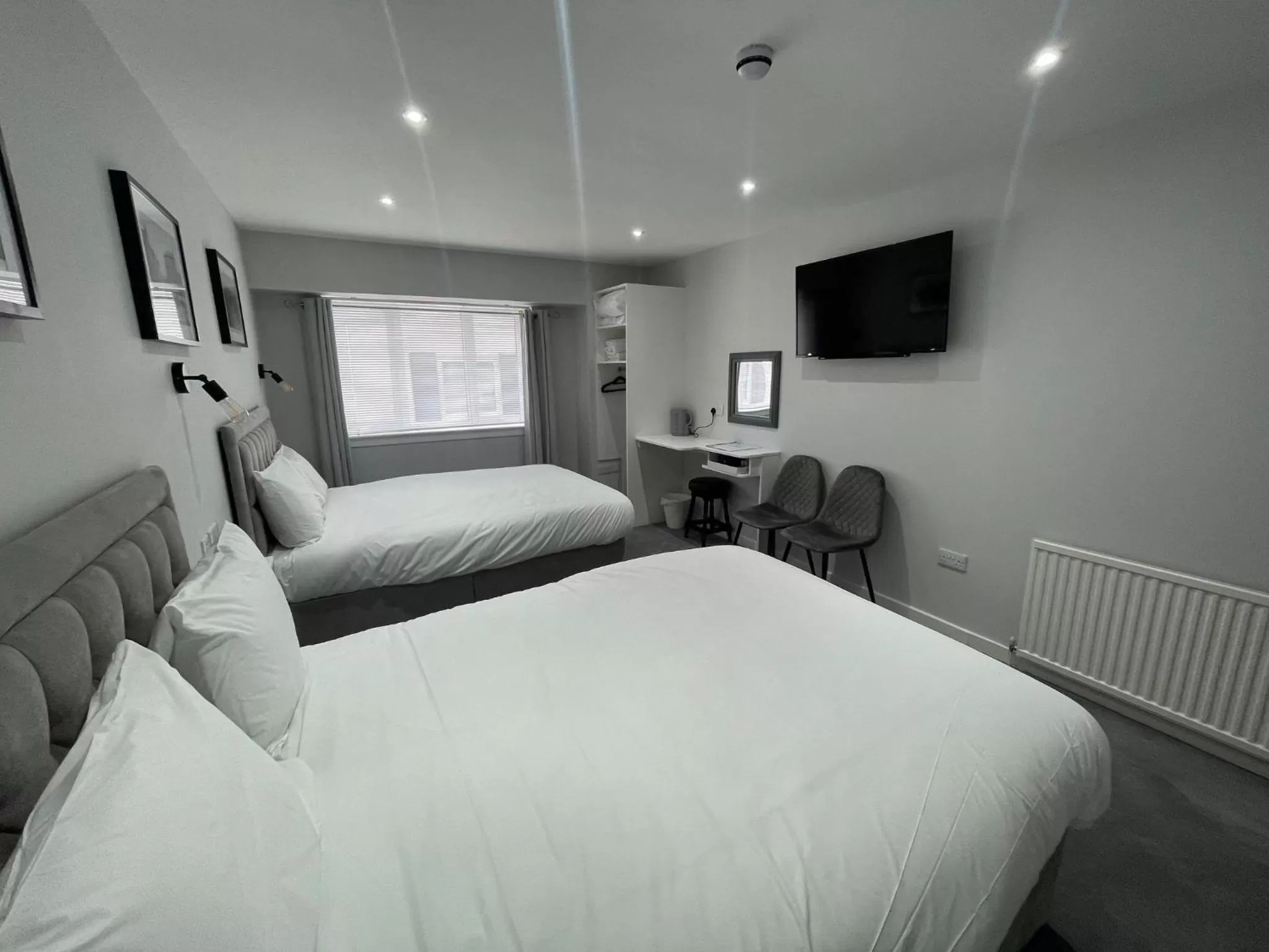 Bedroom, Bed in Airlie Arms Hotel